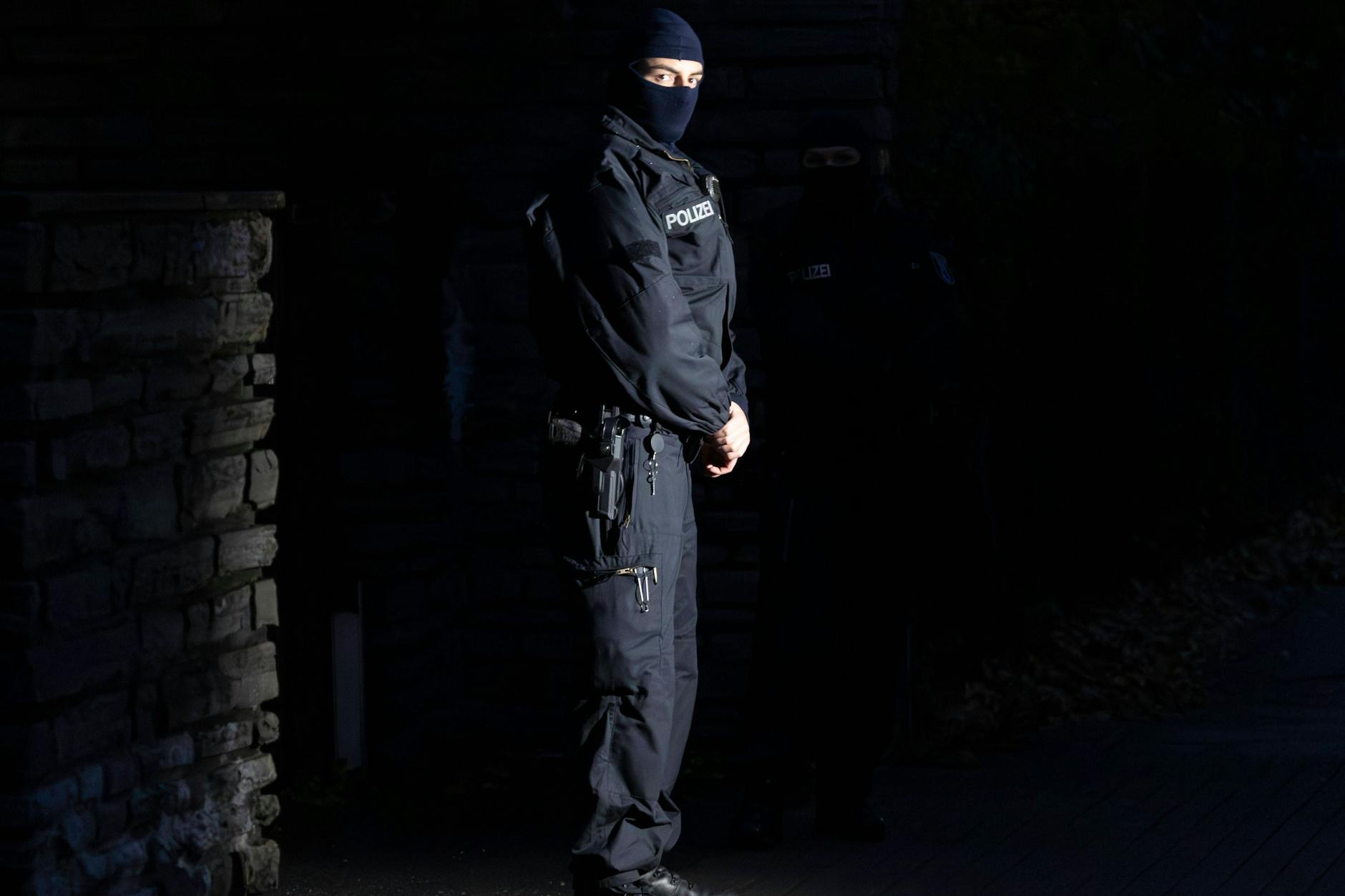 Große Razzia: In Berlin und Brandenburg sowie weiteren Regionen wurden Wohnungen durchsucht, Beweismaterial sichergestellt und mutmaßliche Täter festgenommen. Die Ermittlungen laufen, um die Hintergründe der kriminellen Aktivitäten aufzuklären und weitere Beteiligte zu identifizieren. (Symbolbild)