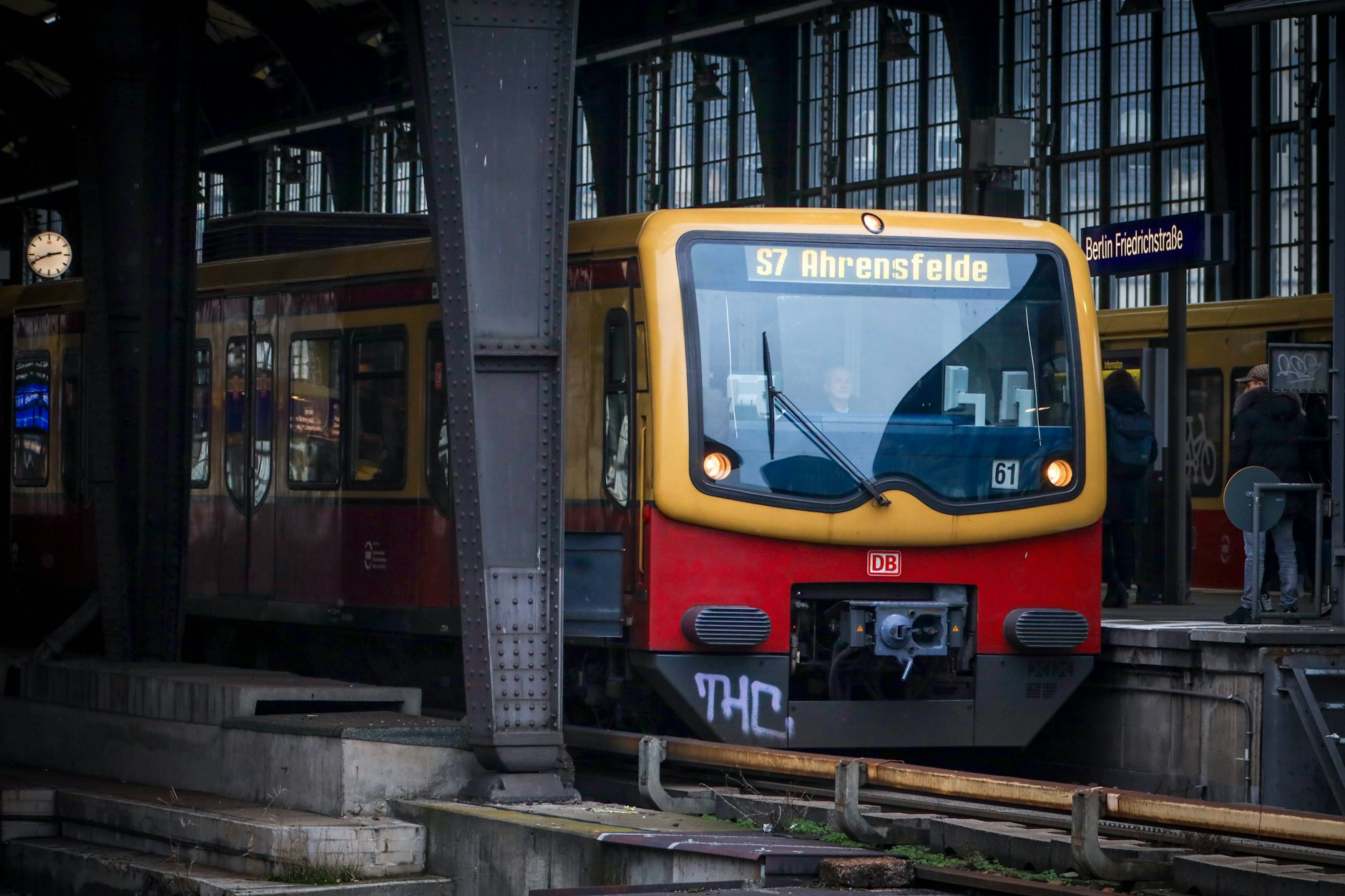 Pendlerchaos auf der S7! Wegen Reparaturarbeiten an einer Weiche in Wannsee fahren die Züge nur im 20-Minuten-Takt. In beide Richtungen muss in Wannsee der Bahnsteig gewechselt werden. Verspätungen und Zugausfälle sorgen für Frust bei den Fahrgästen!