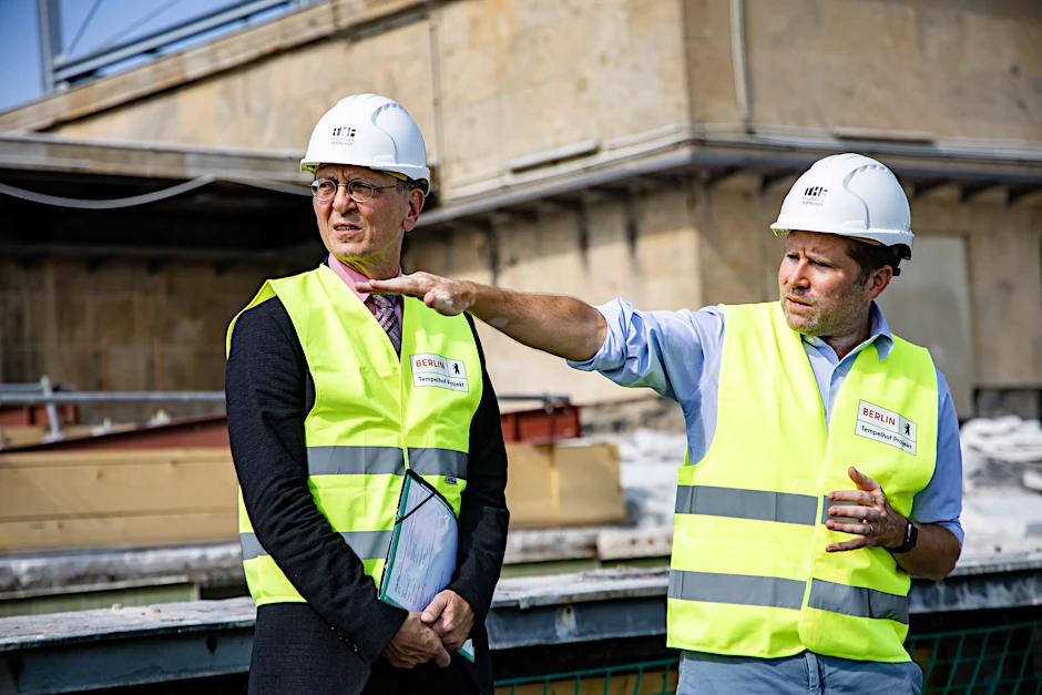 Berlins Bausenator Christian Gaebler (l.) mit dem Geschäftsführer vom Tempelhof Projekt Fabian Schmitz-Grethlein auf der Vorfeldüberdachung am Flughafen Tempelhof.
