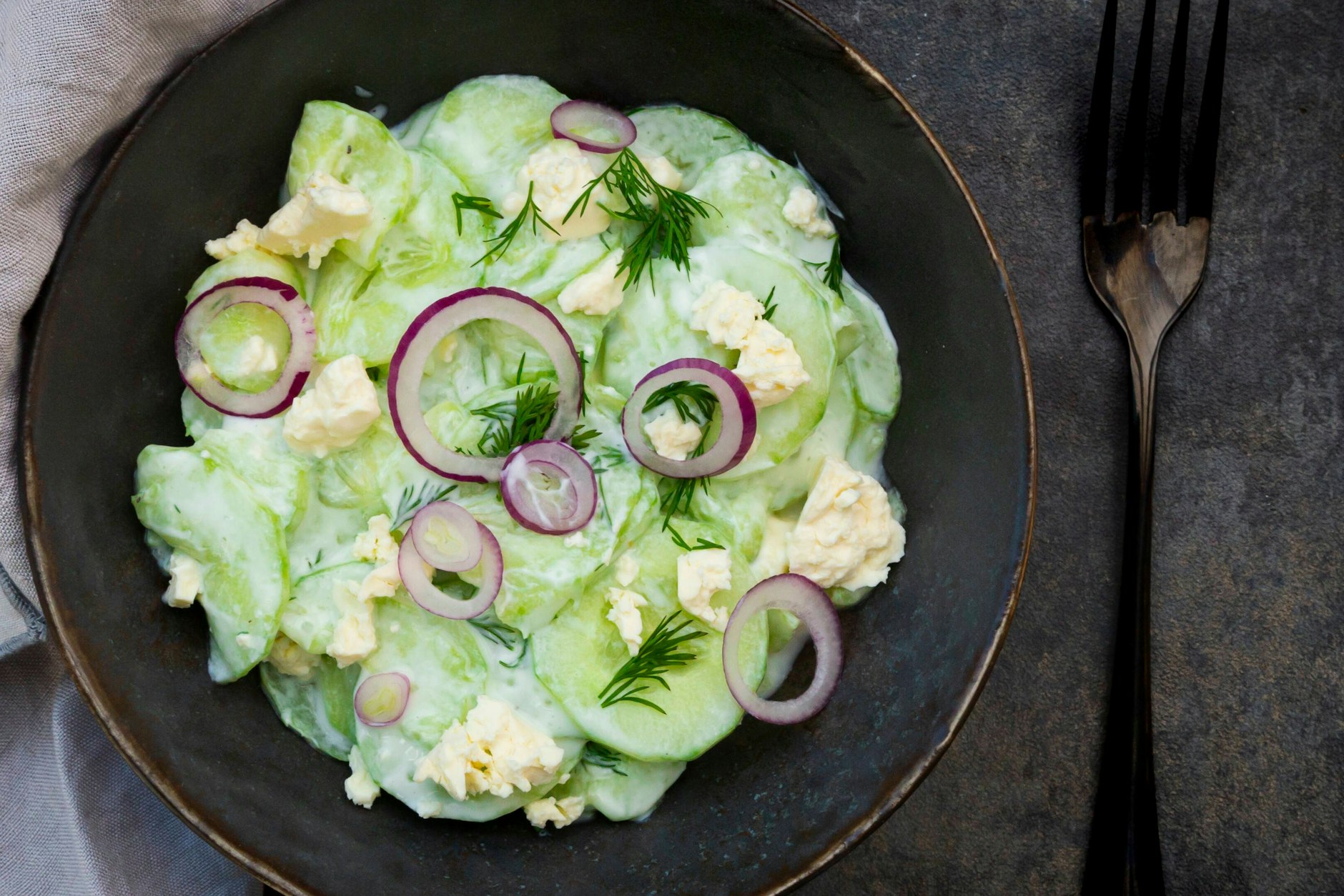 Gurkensalat, rote Zwiebeln und Fetakäse sind eine richtig leckere Kombination - dieses Rezept vereint alle Zutaten.