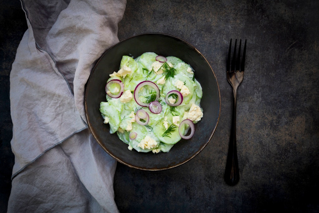 Omas-Gurkensalat-mit-roten-Zwiebeln-und-Feta-Das-Rezept-des-Tages-