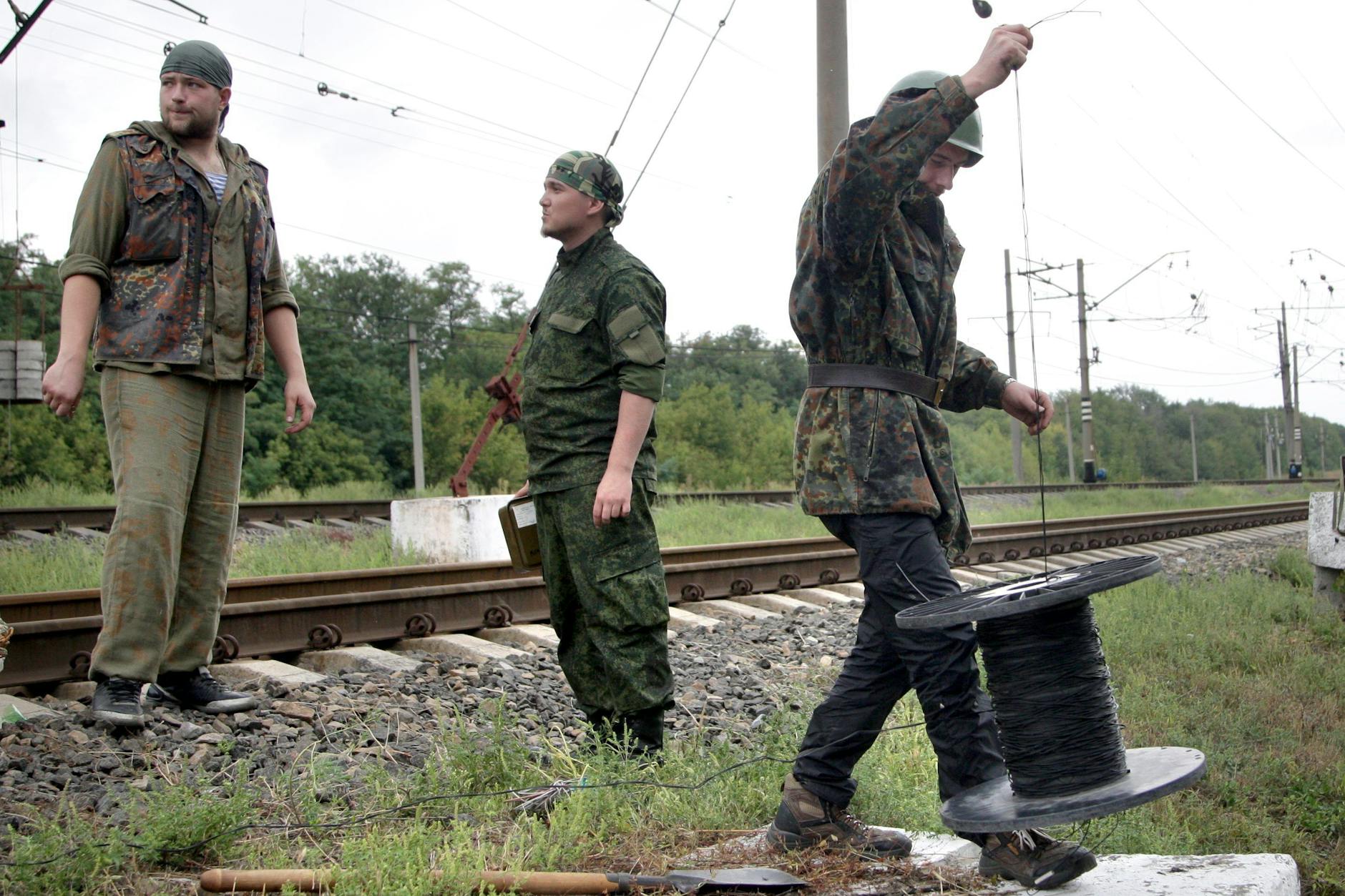 Russische Kämpfer entschärfen 2014 in der Umgebung von Ilowajsk Minen. Laut Experten waren viele der angeblichen Separatisten reguläre Soldaten der russischen Streitkräfte.