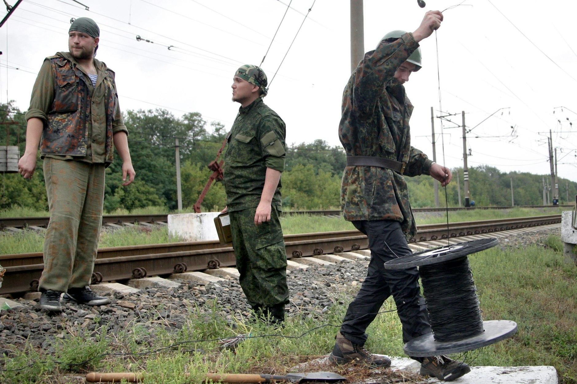 Russische Kämpfer entschärfen 2014 in der Umgebung von Ilowajsk Minen. Laut Experten waren viele der angeblichen Separatisten reguläre Soldaten der russischen Streitkräfte.