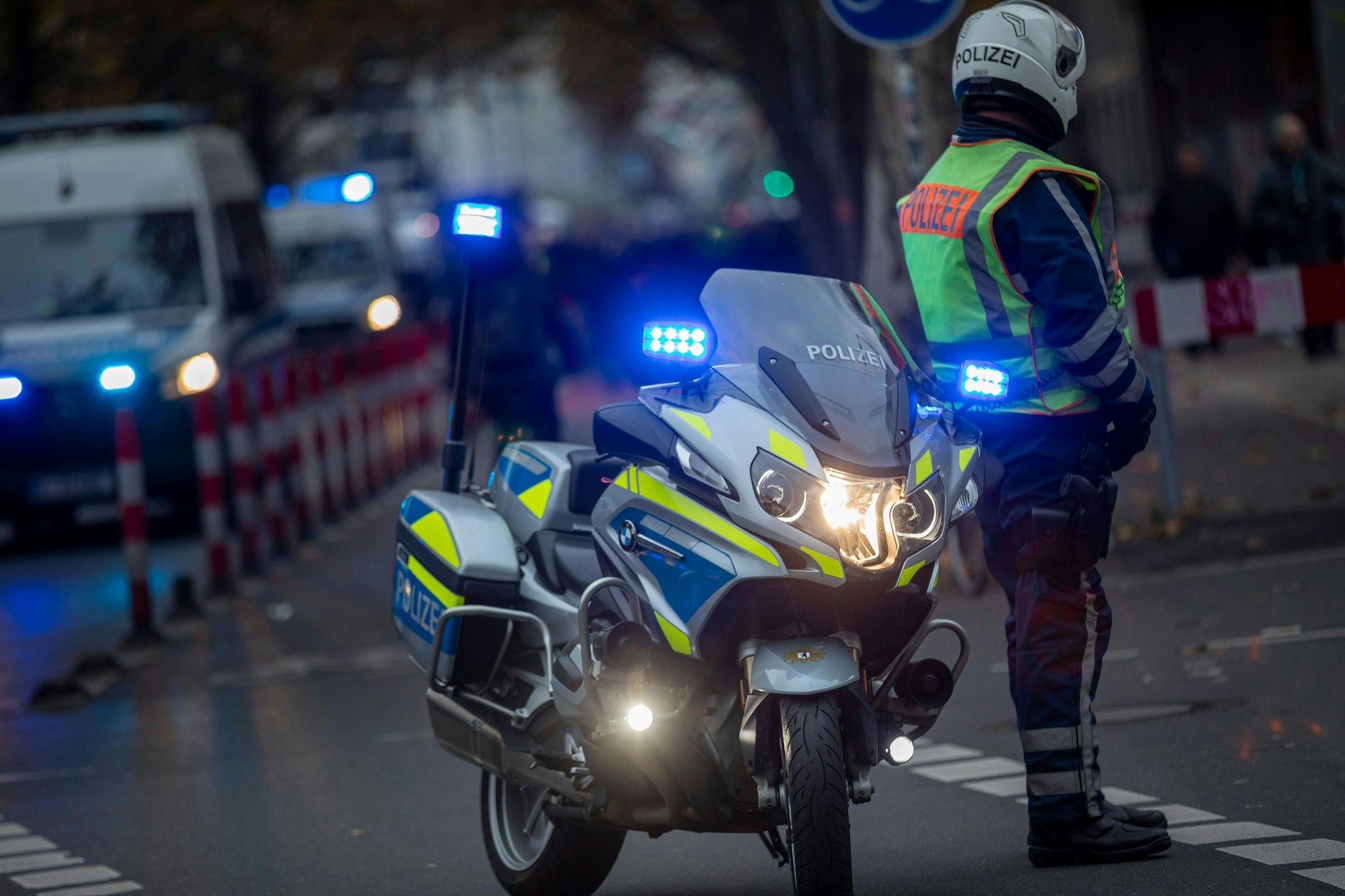 Berliner Polizist im Straßenverkehr. 