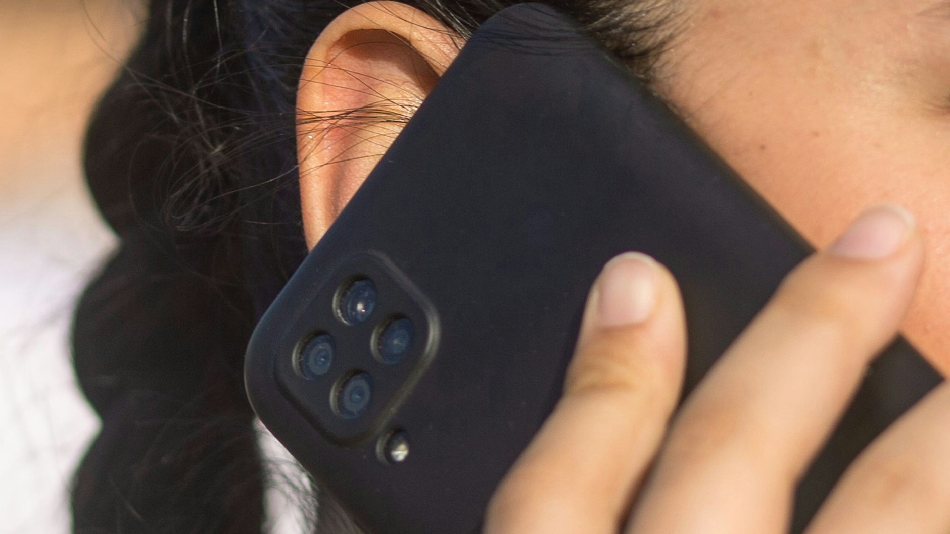 Eine junge Frau telefoniert mit ihrem Smartphone.