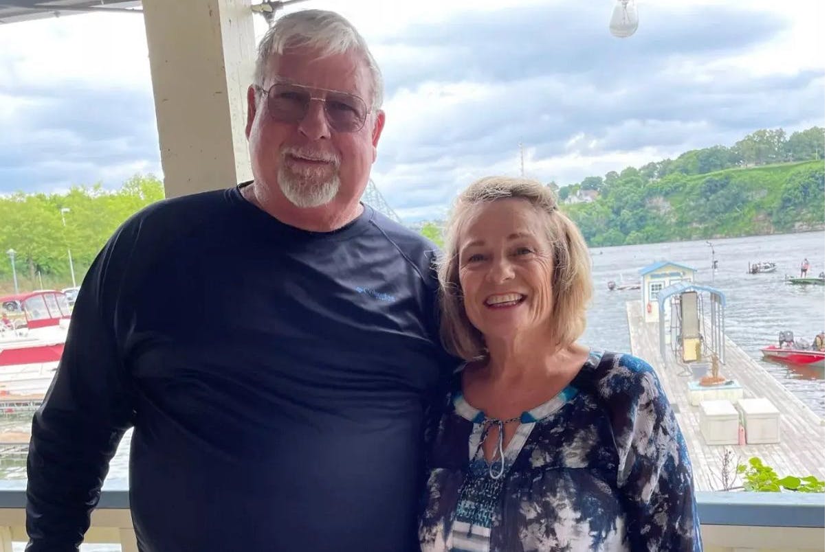 William Bryan: Nun ist seine Frau Beverly (r.) Witwe, weil ein Arzt schlampte.