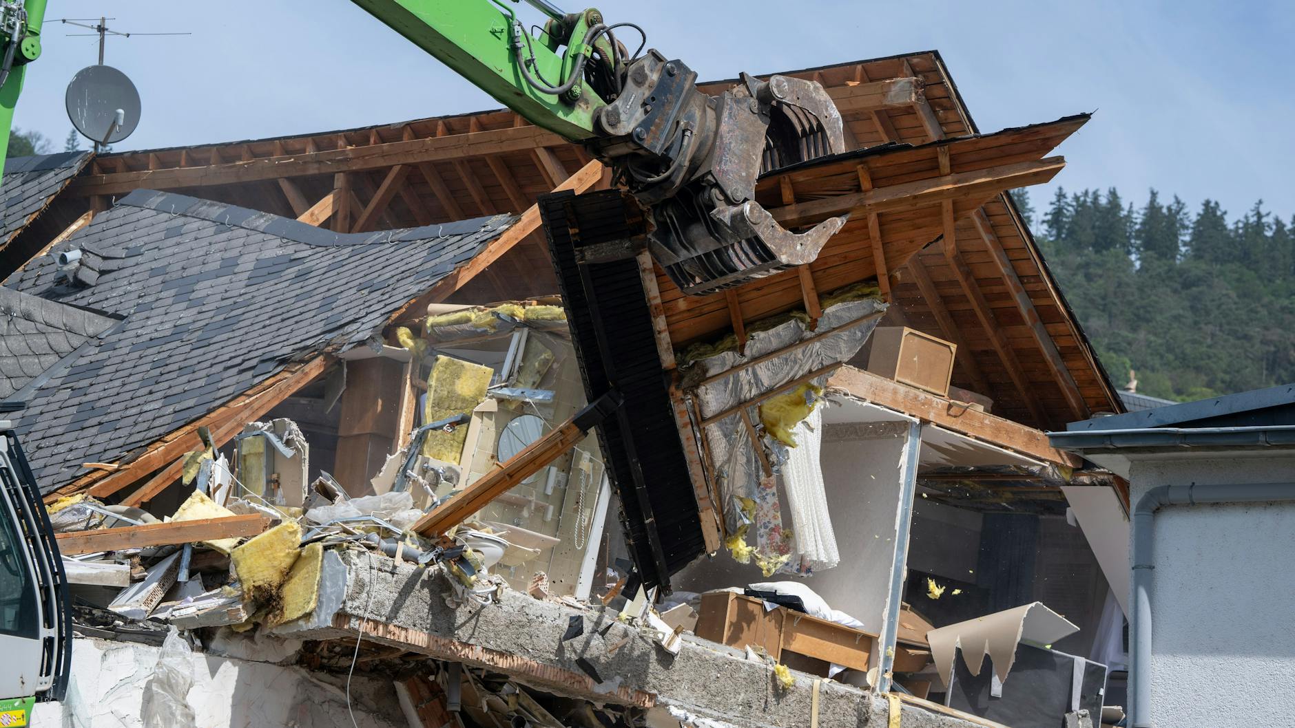 Ein Langbagger beginnt am Giebel des eingestürzten Hotels mit den Abrissarbeiten der Hotel-Ruine.