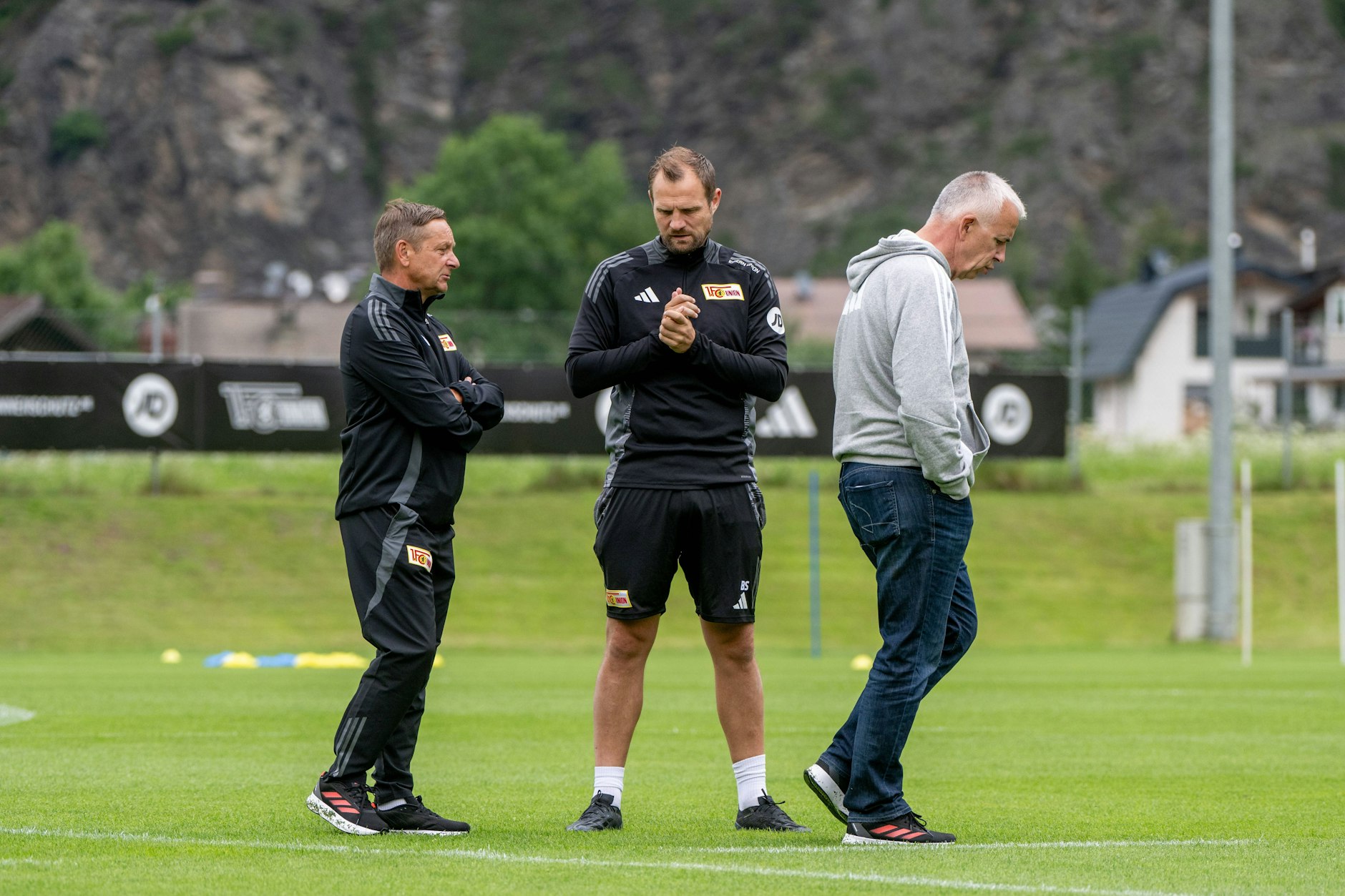 In der Vorbereitung auf die neue Saison erstmals gemeinsam auf dem Platz: Manager Horst Heldt, Cheftrainer Bo Svensson und Boss Dirk Zingler (v.l).&nbsp;