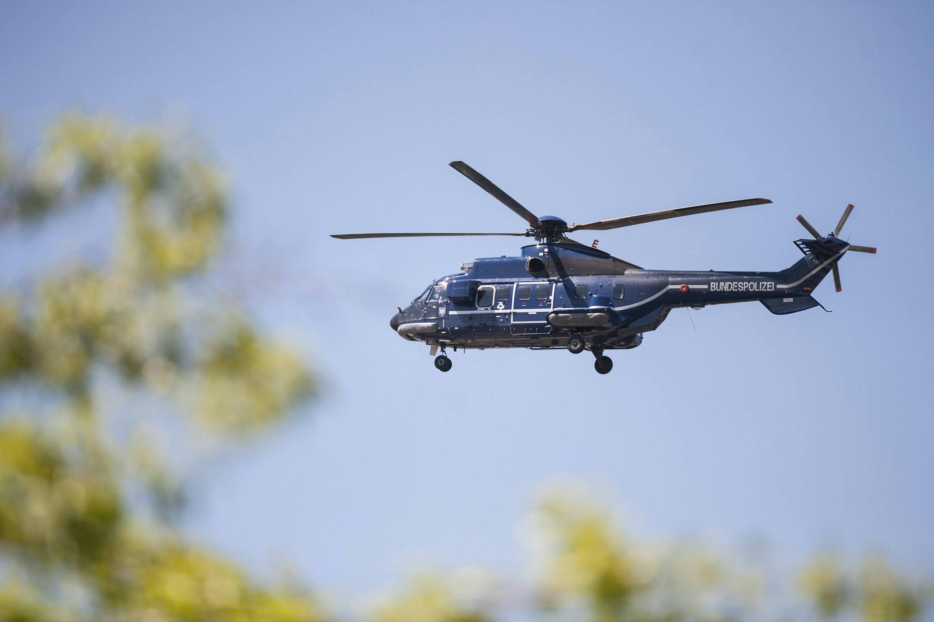 Ein Hubschrauber der Bundespolizei am Himmel über Berlin - warum kann man die Helikopter der Einsatzkräfte so oft hören und sehen?