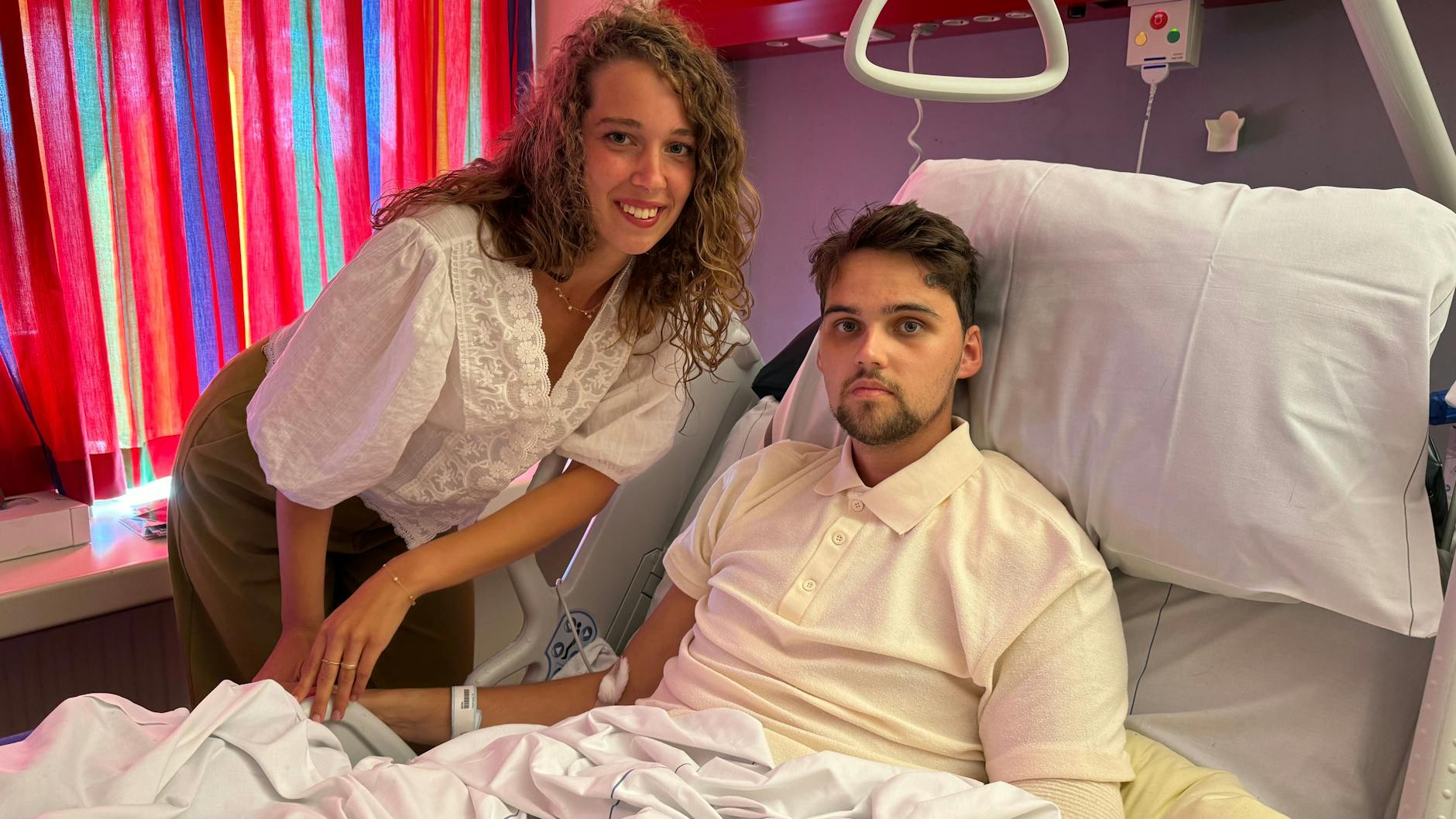 Edi Hoefnagel-Visser und ihr Mann Mark Hoefnagel sind in einem Krankenzimmer im Krankenhaus Groningen in den Niederlanden. Beide lagen nach dem Hotel-Einsturz in Kröv stundenlang unter den Trümmern.