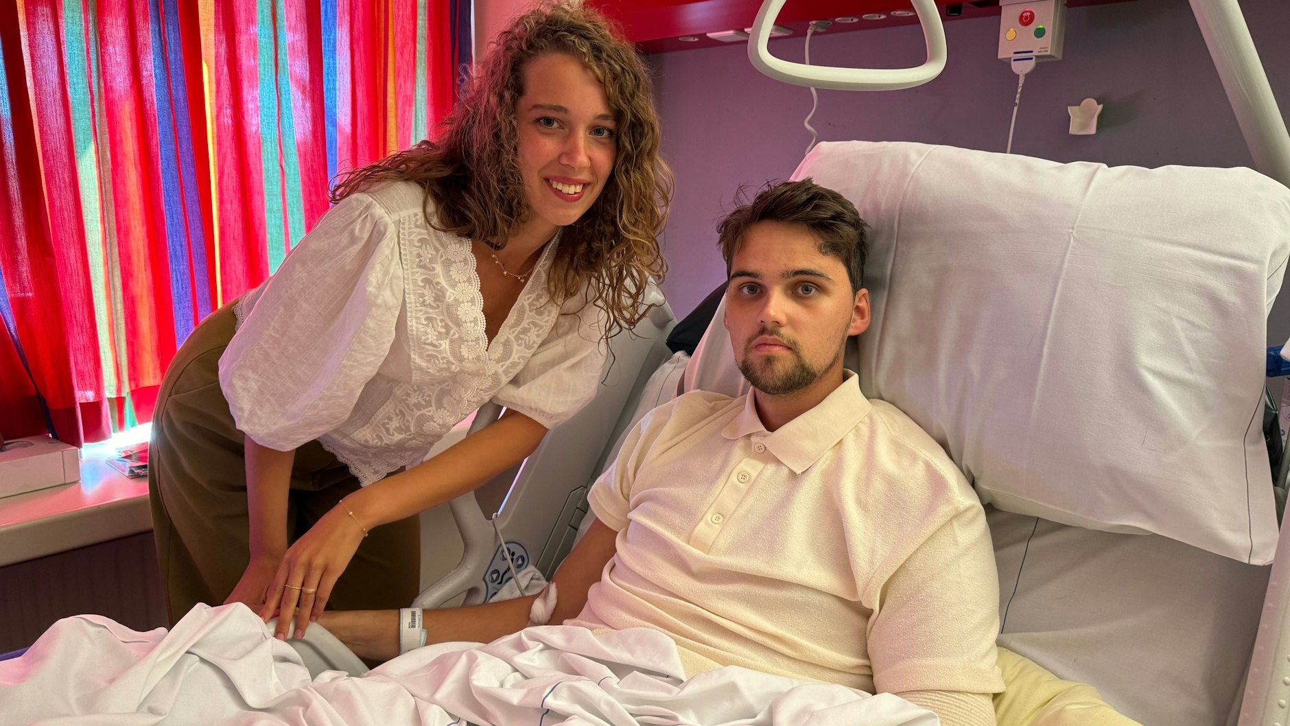 Edi Hoefnagel-Visser und ihr Mann Mark Hoefnagel sind in einem Krankenzimmer im Krankenhaus Groningen in den Niederlanden. Beide lagen nach dem Hotel-Einsturz in Kröv stundenlang unter den Trümmern.