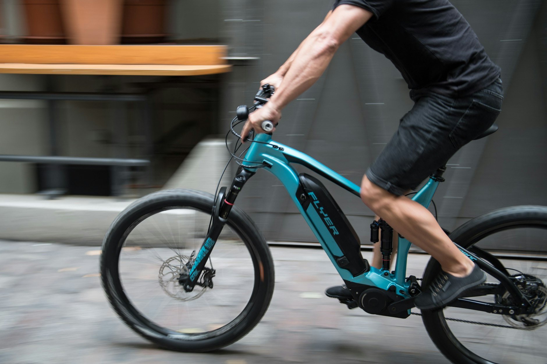 In Lichtenberg haben die Bauarbeiten für einen Radweg begonnen. 