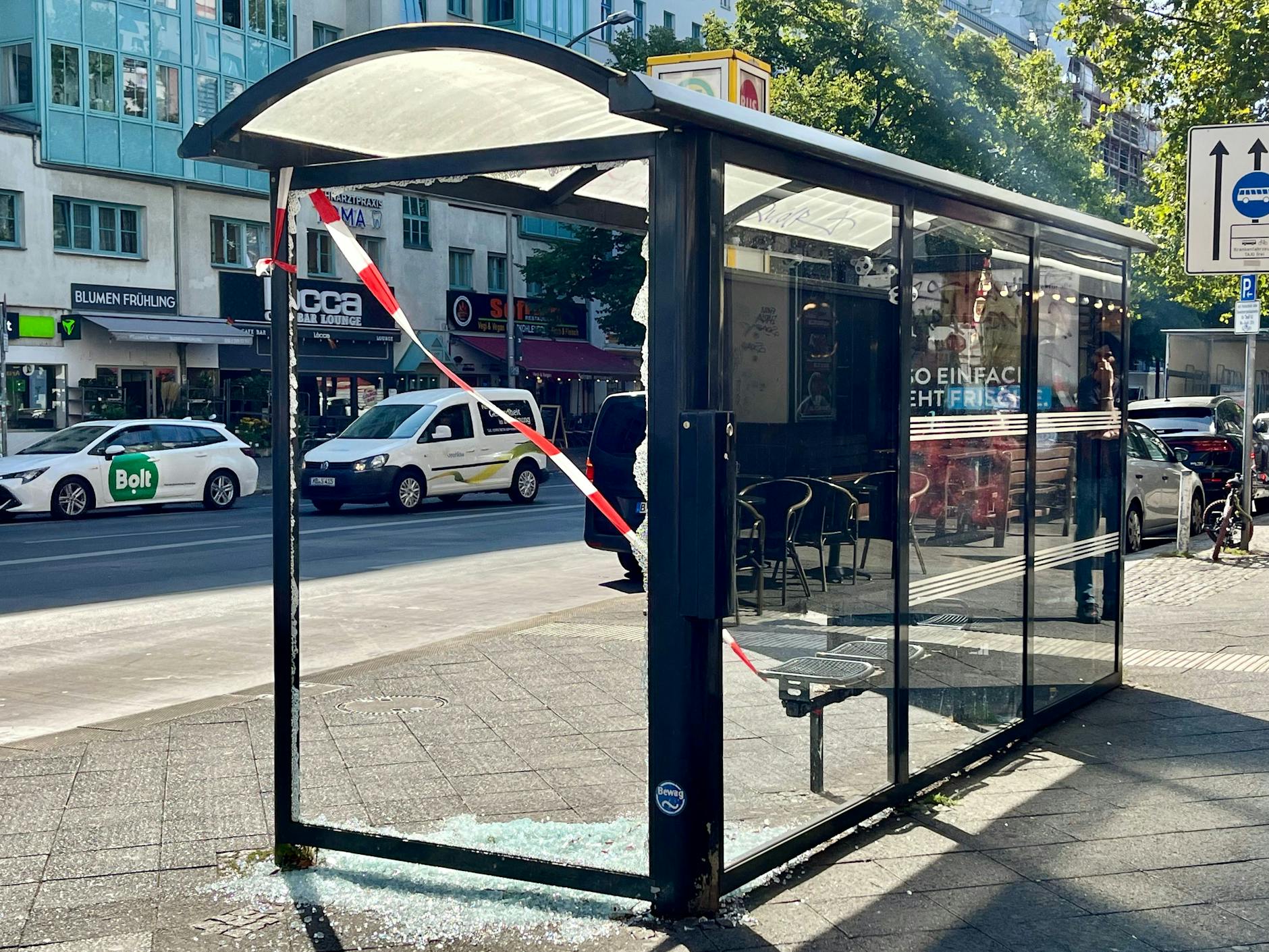 Das Glas der Bushaltestelle am Tatort ist nach der Schießerei zersplittert.