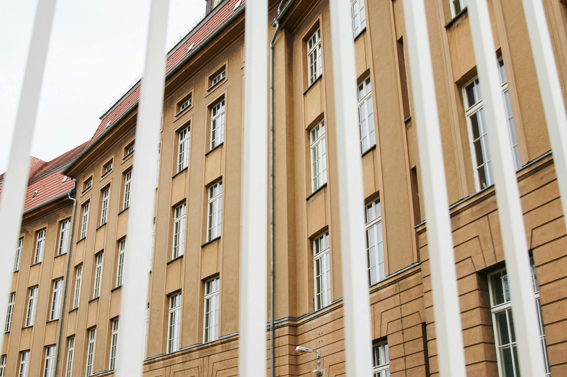 Blick durch einen Zaun auf die Emanuel-Lasker-Oberschule in Berlin-Friedrichshain. 
