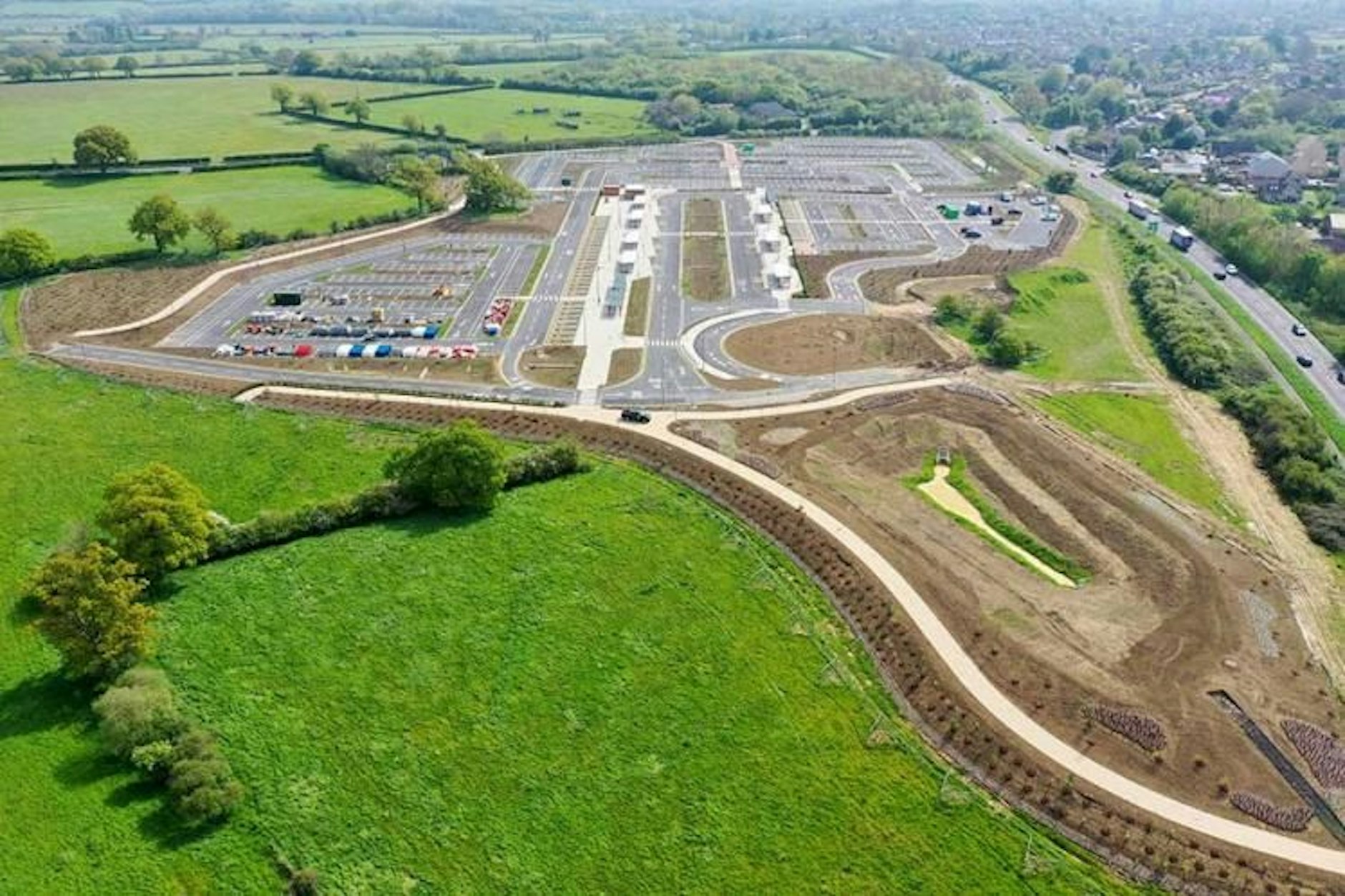 So liegt der riesige Parkplatz nun ohne Zufahrt mitten in der Landschaft.
