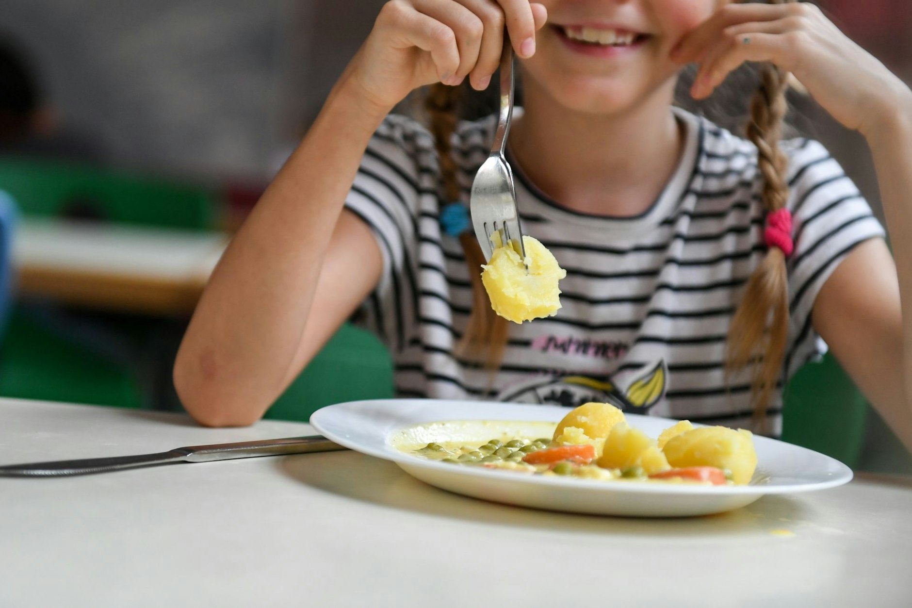 Schüler sitzen beim Mittagessen in der Mensa einer Grundschule. Nicht so in Berlin: hier kam in vielen Schulen in den vergangenen Tagen gar kein oder mangelhaftes Schulessen an.&nbsp;