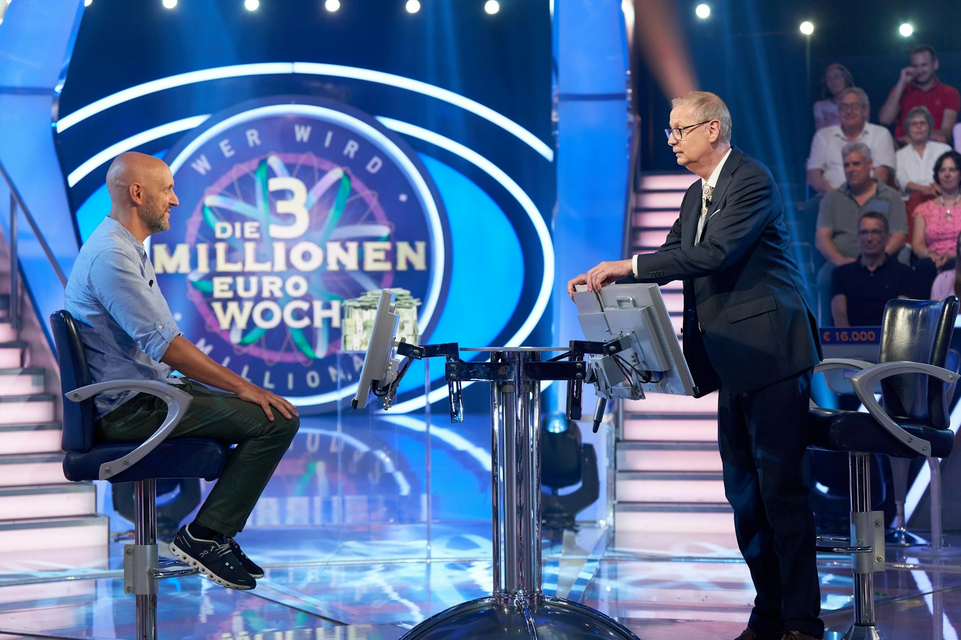 Holger Rohm und Günther Jauch bei  „Wer wird Millionär?“. Der Kandidat gerät bei einer Frage nach sogenannten Ossikonen gehörig ins Schlingern.
