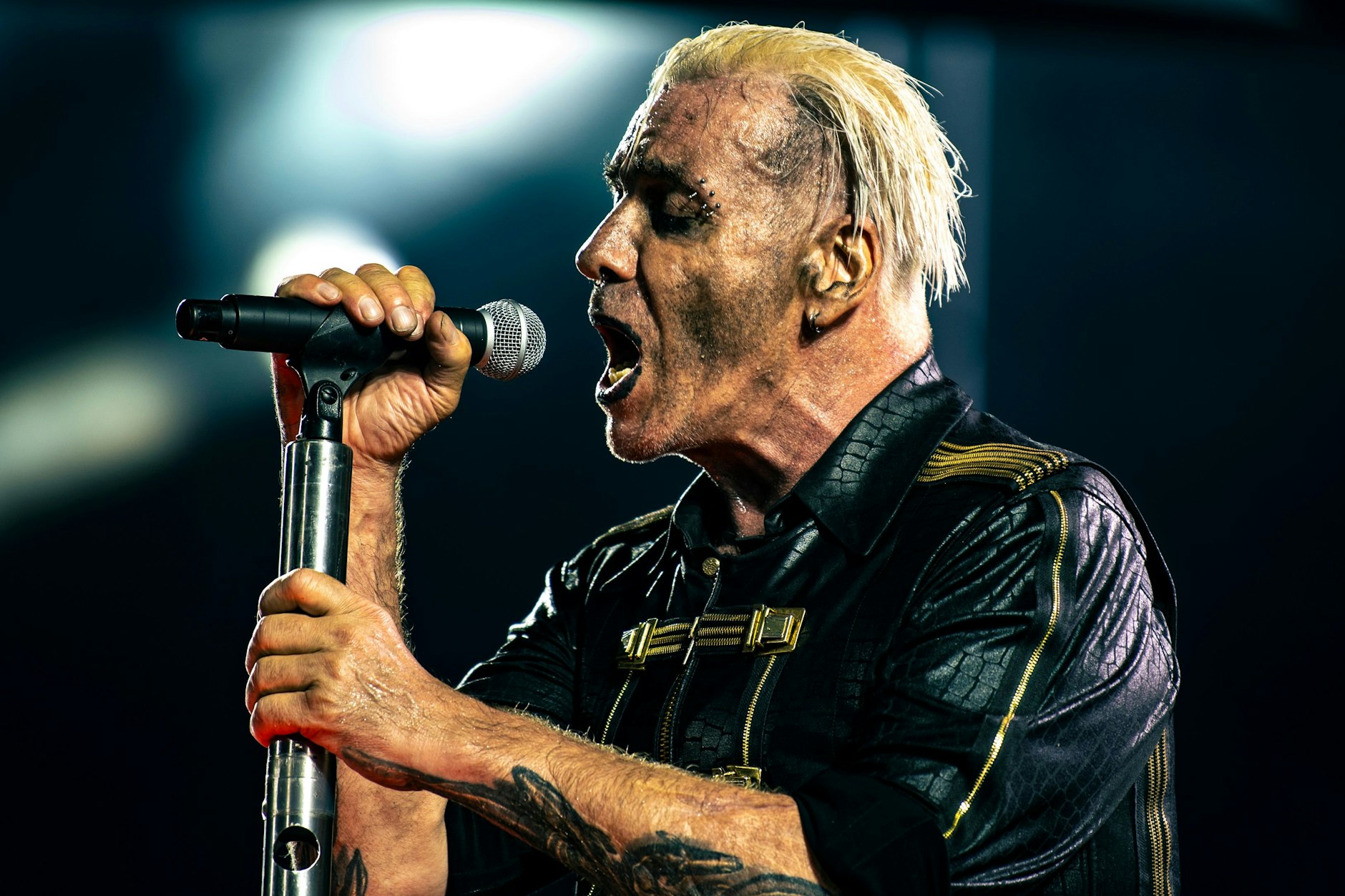 Till Lindemann ist der Frontmann von Rammstein, leiht seine Stimme aber auch regelmäßig anderen Projekten.