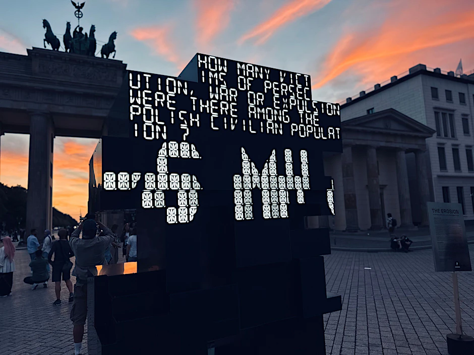 Eine Kunstinstallation des polnischen Kollektivs panGenerator soll die Wahrnehmung der Deutschen zum Zweiten Weltkrieg beleuchten.