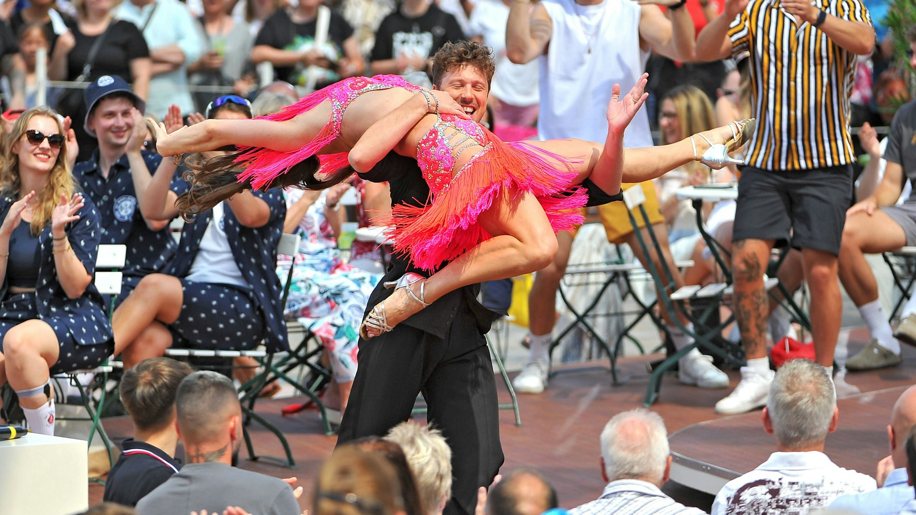 Mitte Juli tanzten Renata und Valentin Lusin schon wieder zusammen im TV, hier im ZDF-„Fernsehgarten“.