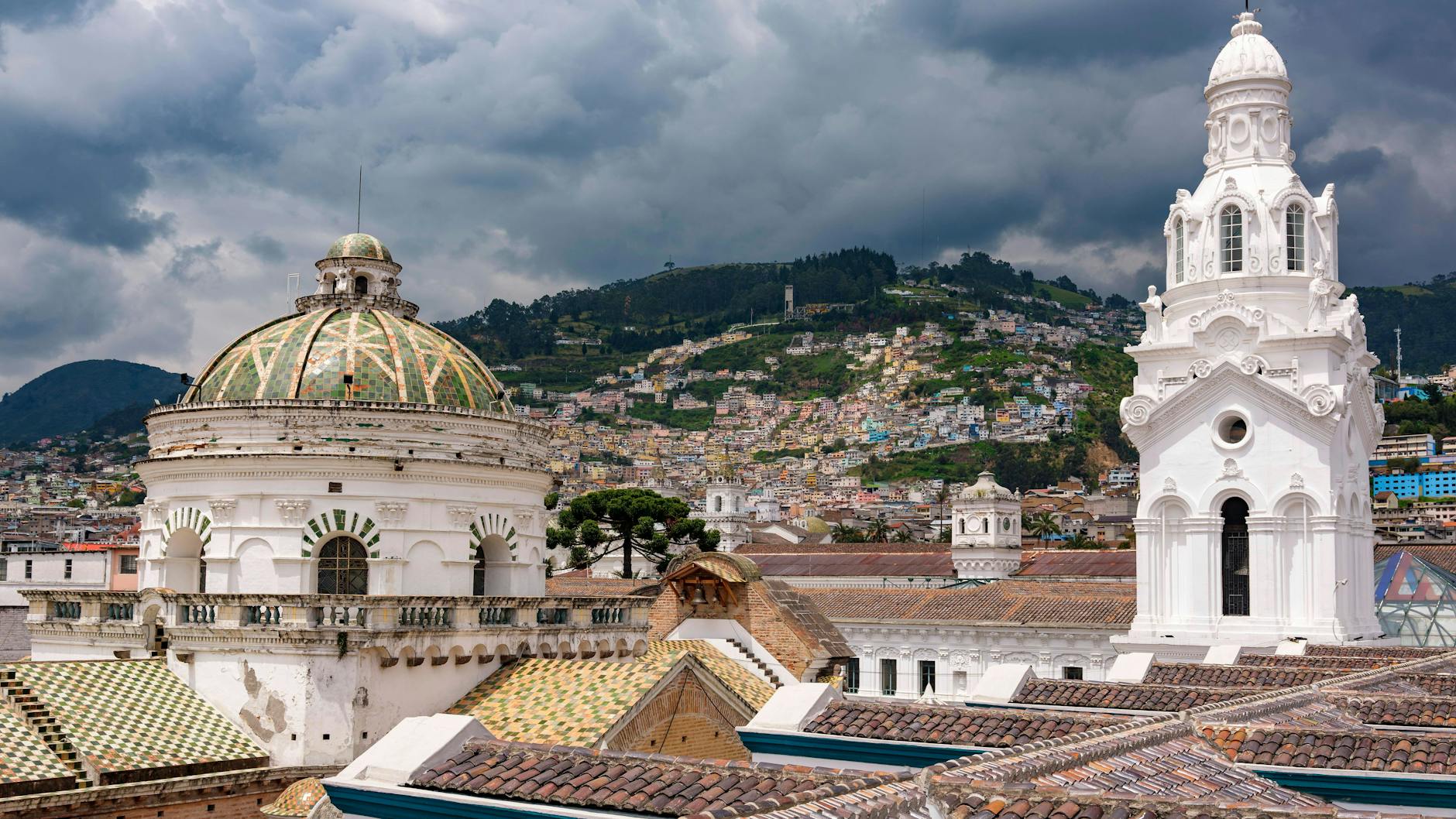 Ein Blick über die Dächer von Quito. Die Altstadt von Quito gehört zu den Welterbe-Stätten der UNESCO.