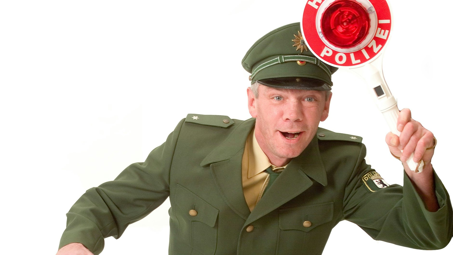 Graciano Rocchigiani winkt in Polizeiuniform mit der Kelle.