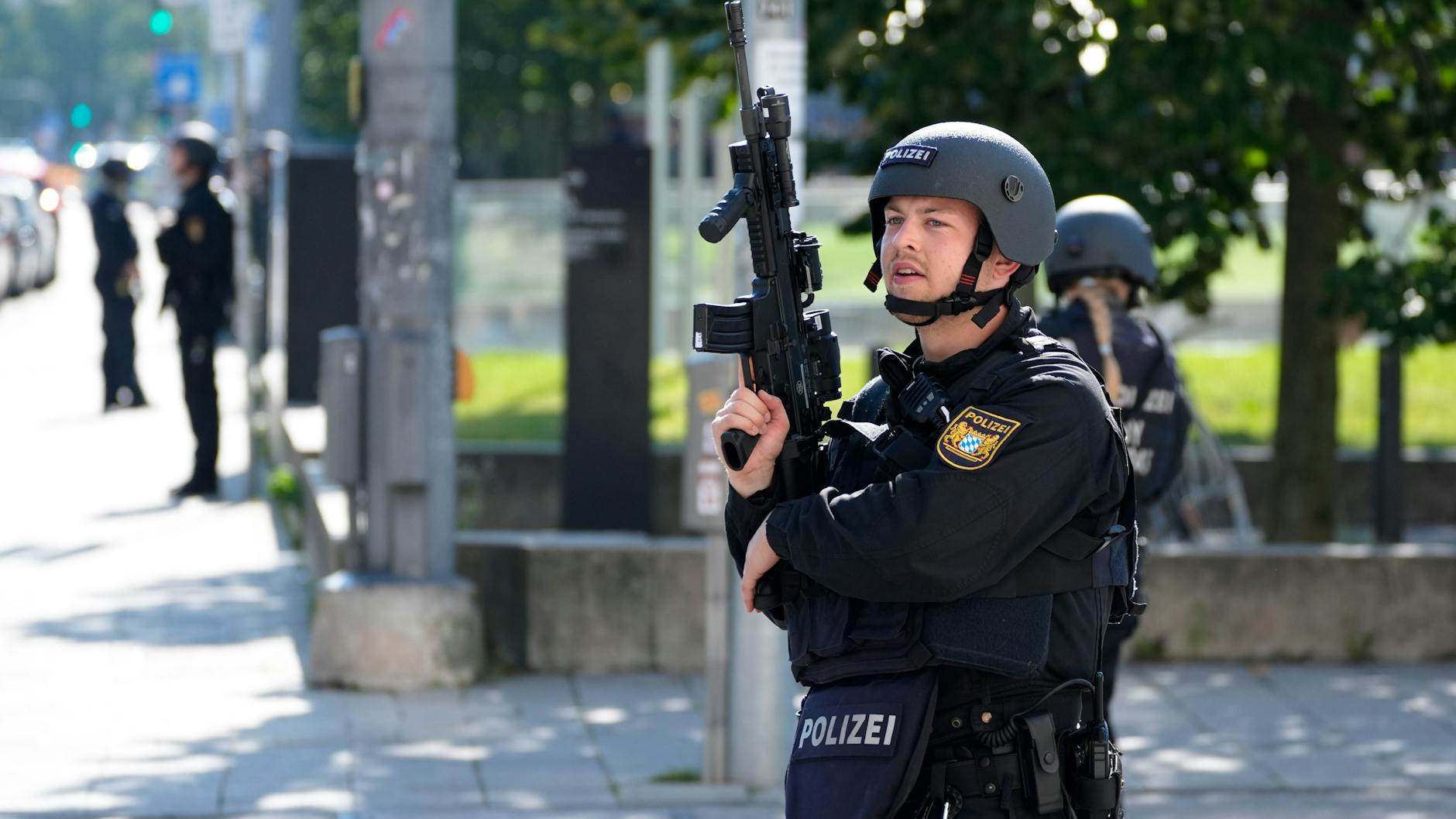 Schwer bewaffnete Polizisten bewachen das Areal rund um das NS-Dokumentationszentrum und das israelischen Generalkonsulat in München.