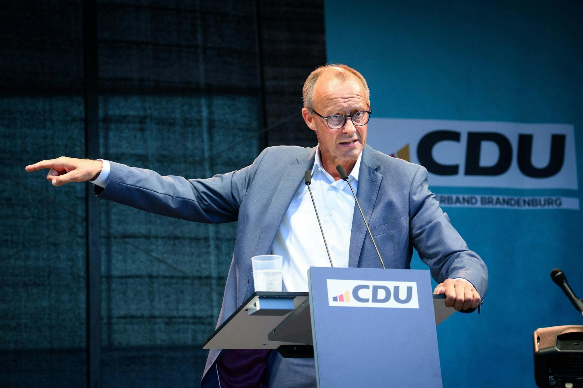 CDU-Chef Friedrich Merz fordert bis nächsten Dienstag eine verbindliche Erklärung der Bundesregierung zur Zurückweisung an den deutschen Grenzen.