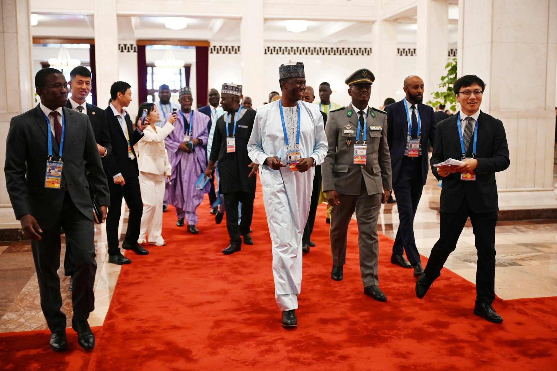 Afrika fordert seinen Teil: Delegierte beim China-Afrika-Gipfel im Forum der Großen Halle des Volkes in Peking