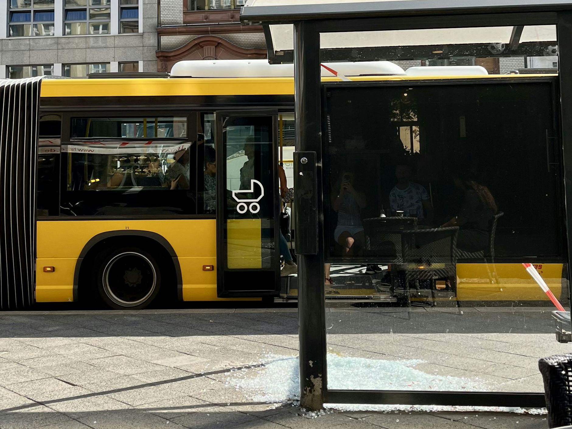 Trotz zersplitterter Scheibe: Mittags halten die Busse wieder ganz normal an der Haltestelle.