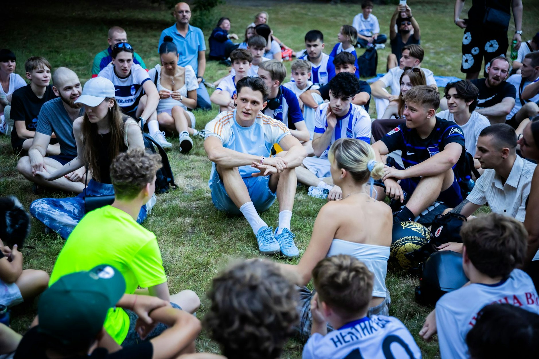 Publikumsliebling Fabian Reese und Freundin Johanna trafen sich mit Hertha-Fans im Park.