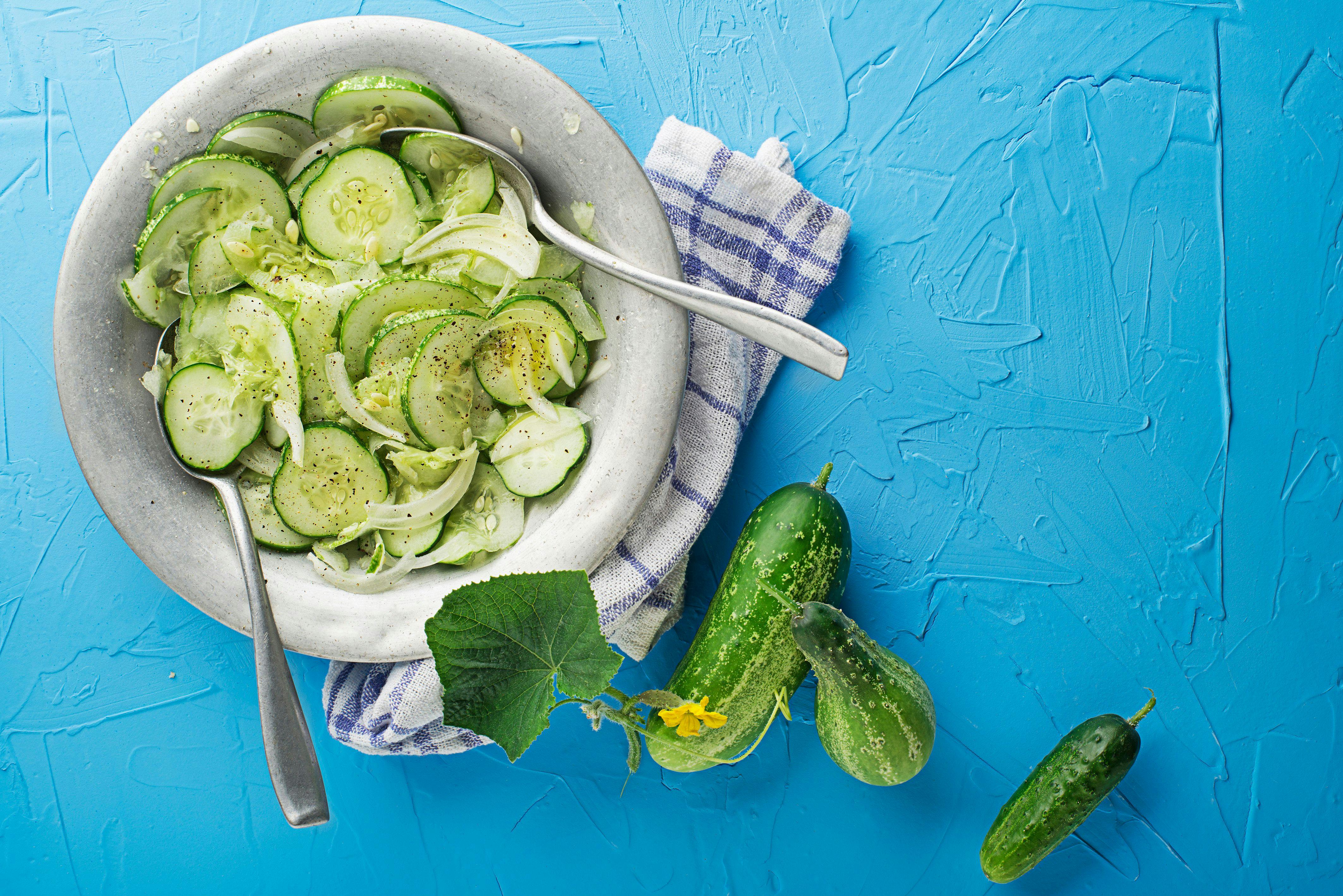 Erfrischender Gurkensalat mit Dill – einfaches Rezept in 10 Minuten!