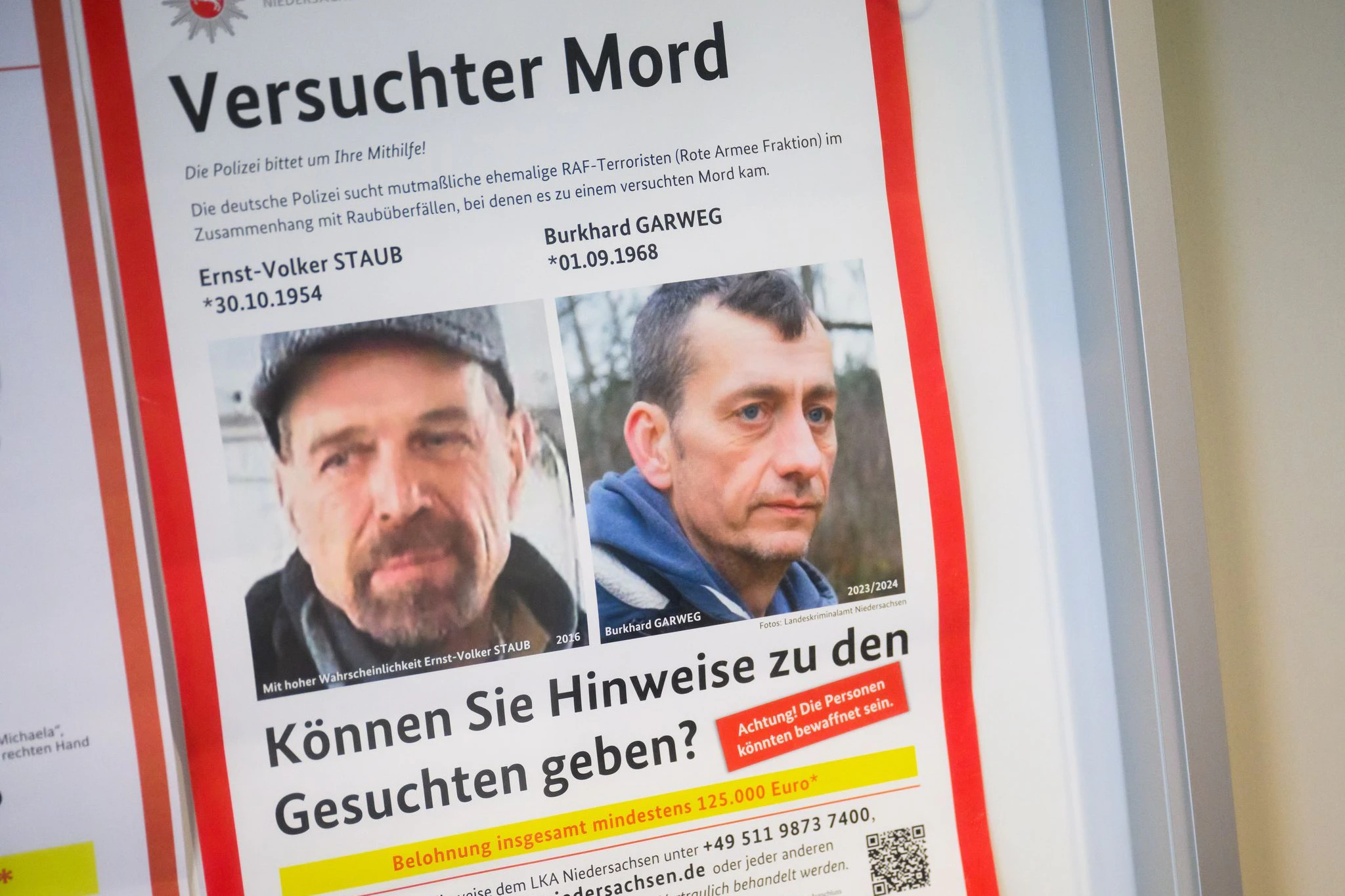 Ein Fahndungsplakat hängt im Eingangsbereich vom Landeskriminalamt Niedersachsen. Die Polizei sucht weiterhin mit Hochdruck die beiden früheren RAF-Mitglieder Ernst-Volker Staub und Burkhard Garweg.