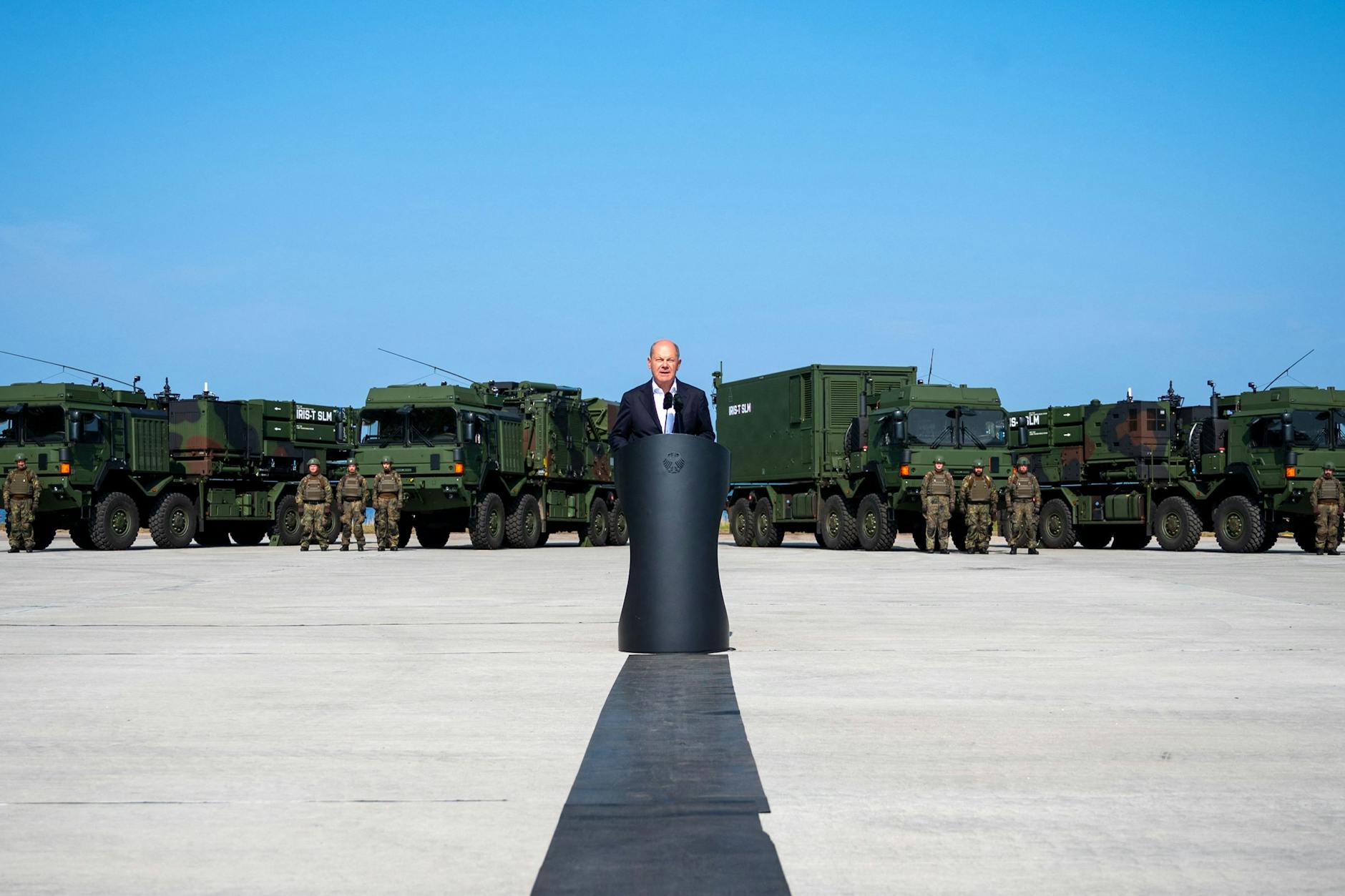 Bundeskanzler Olaf Scholz spricht während der Präsentation des ersten deutschen Mittelstrecken-Luftverteidigungssystems IRIS-T SLM im Feldlager Todendorf, Norddeutschland.