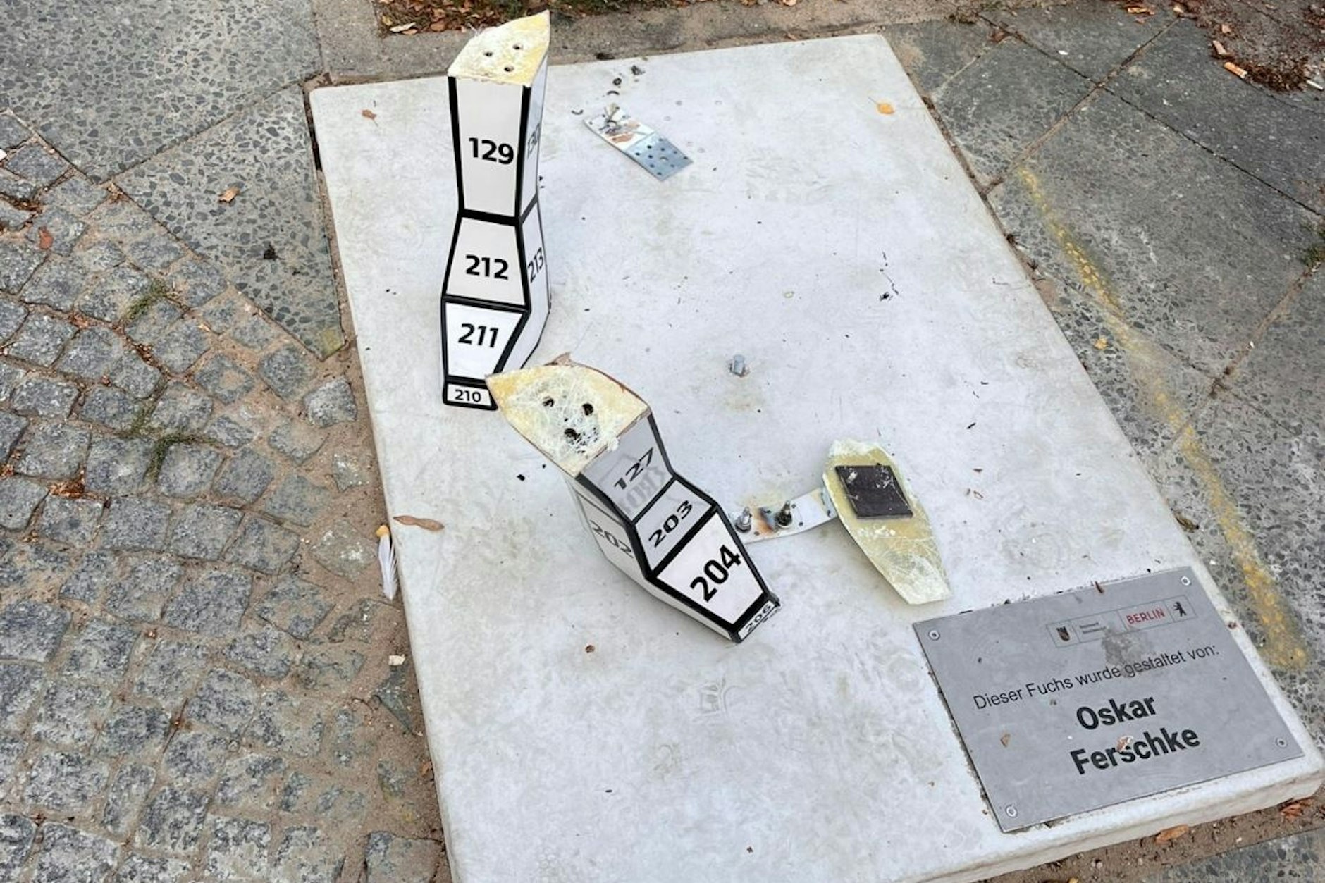 Die Reinickendorfer Fuchsskulptur vom Künstler Oskar Ferschke wurde beim Diebstahl beschädigt.