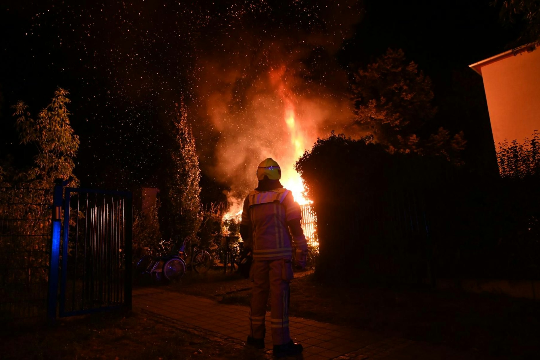 Die Berliner Feuerwehr musste in der Nacht zweimal wegen brennendem Müll in Prenzlauer Berg ausrücken.