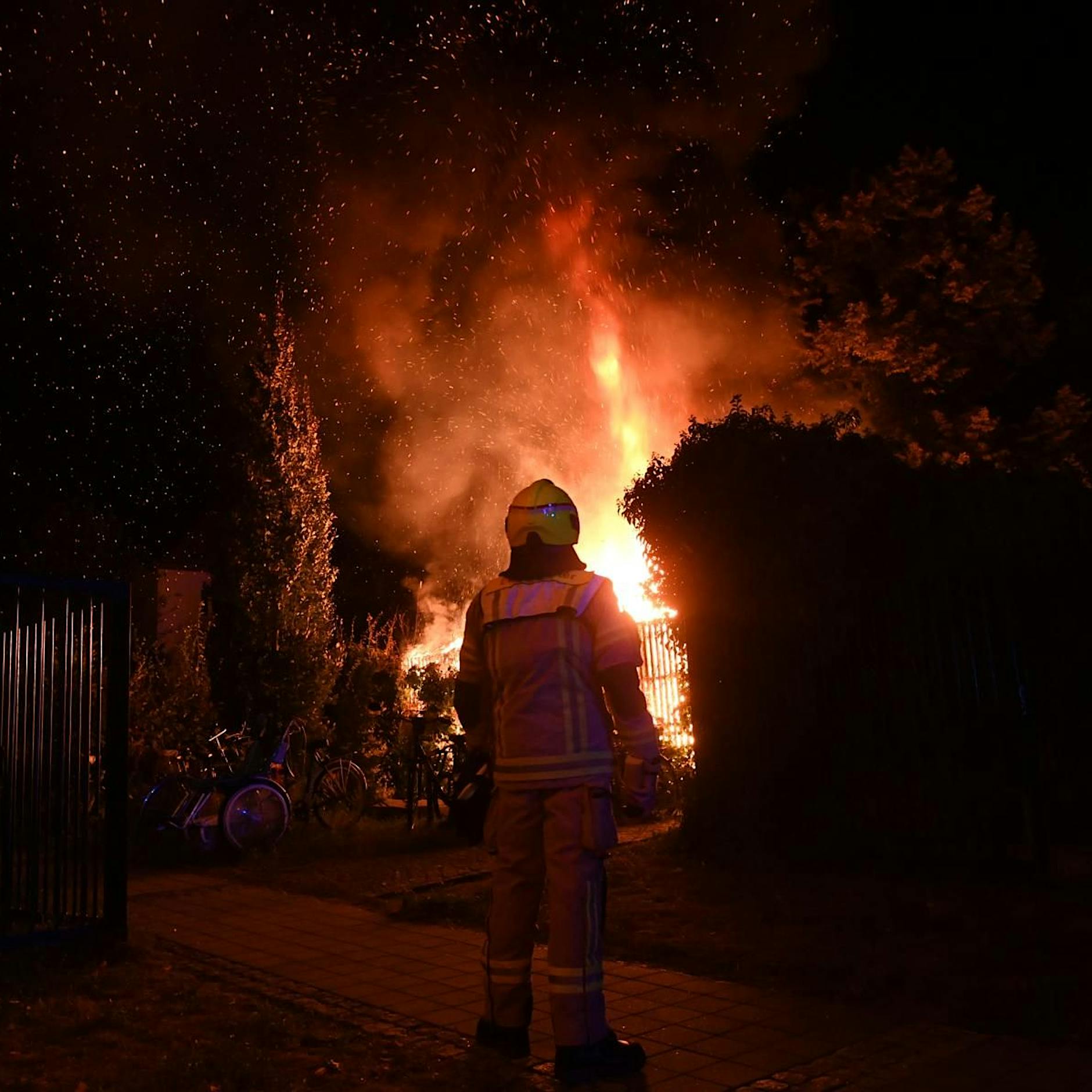 Berlin-Pankow: Mülltonnen stehen lichterloh in Flammen
