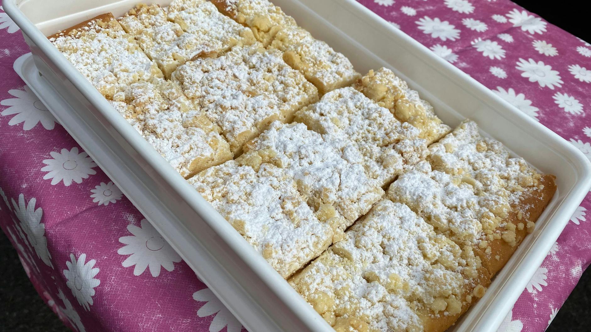 Ob rund oder eckig: Den leckeren Streuselkuchen mit Pudding können Sie in allen möglichen Formen machen. Das Rezept ist klasse!