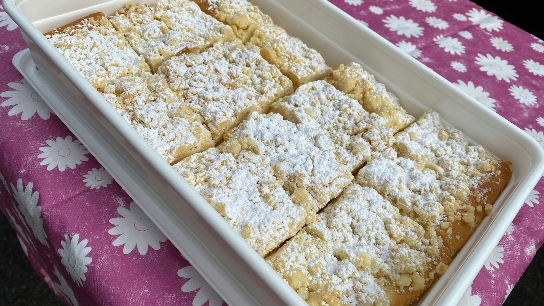 Ob rund oder eckig: Den leckeren Streuselkuchen mit Pudding können Sie in allen möglichen Formen machen. Das Rezept ist klasse!