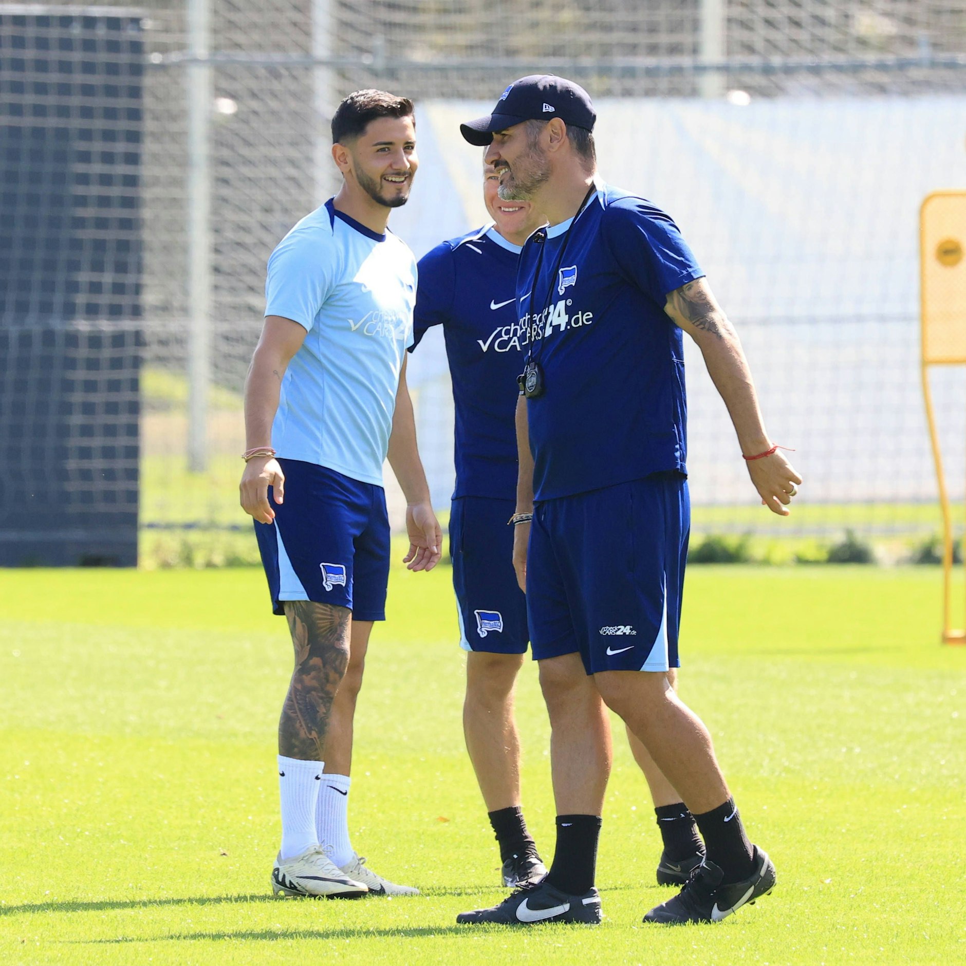 Freude pur beim Hertha-Training! Kevin Sessa ist total happy, genau wie Coach Cristian Fiel.