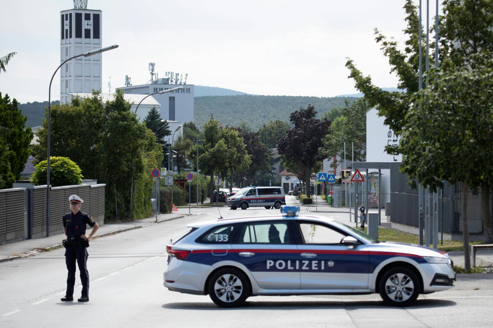 Österreichische Polizeibeamte bei einem Anti-Terror-Einsatz 70 Kilometer südlich von Wien. Hier wurde am 07. August 2024 eine Person wegen des Verdachts eines geplanten Terroranschlags auf das Taylor-Swift-Konzert festgenommen.