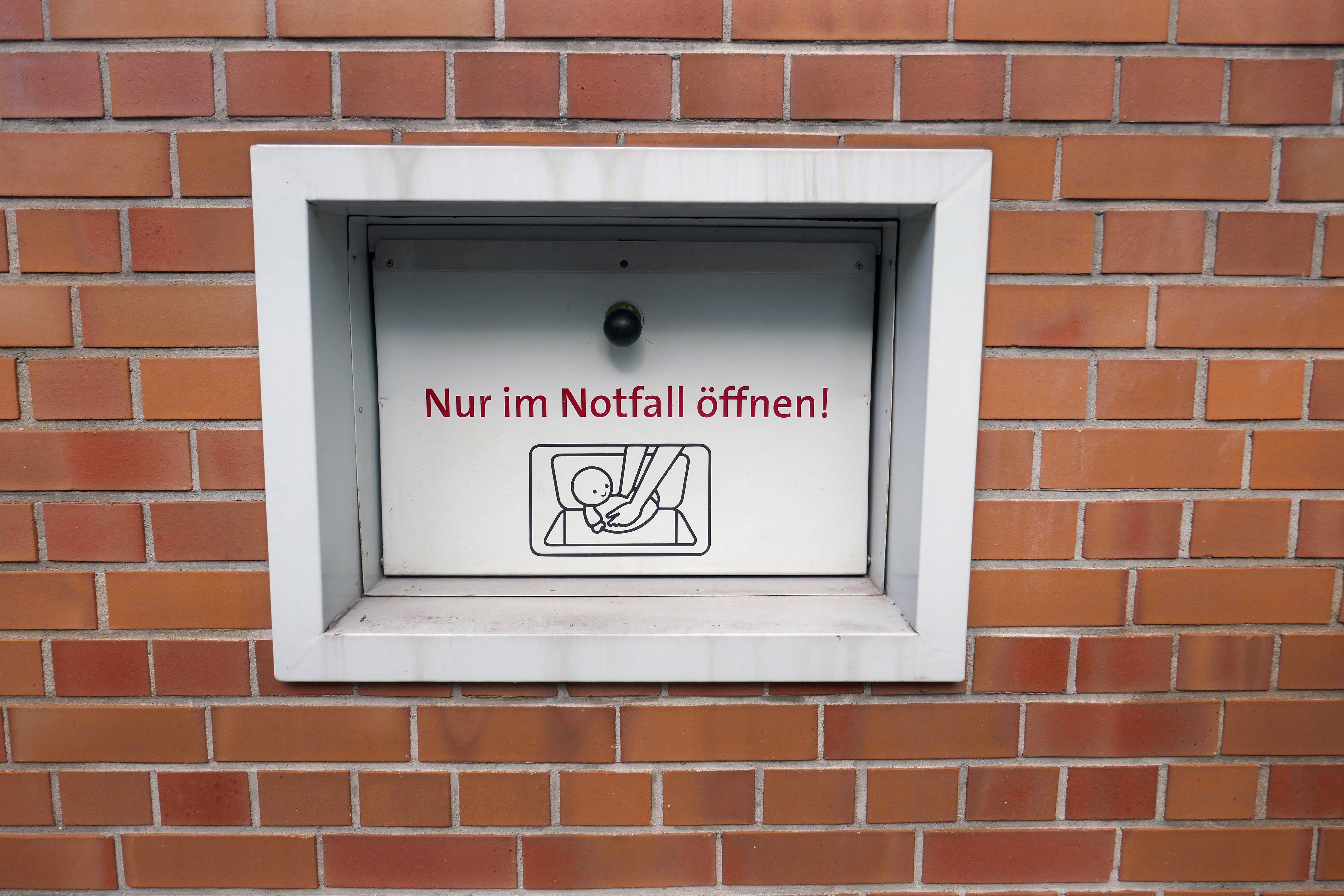 Sie wurde ihnen zu teuer: Eltern stecken Tochter (6) in Babyklappe!