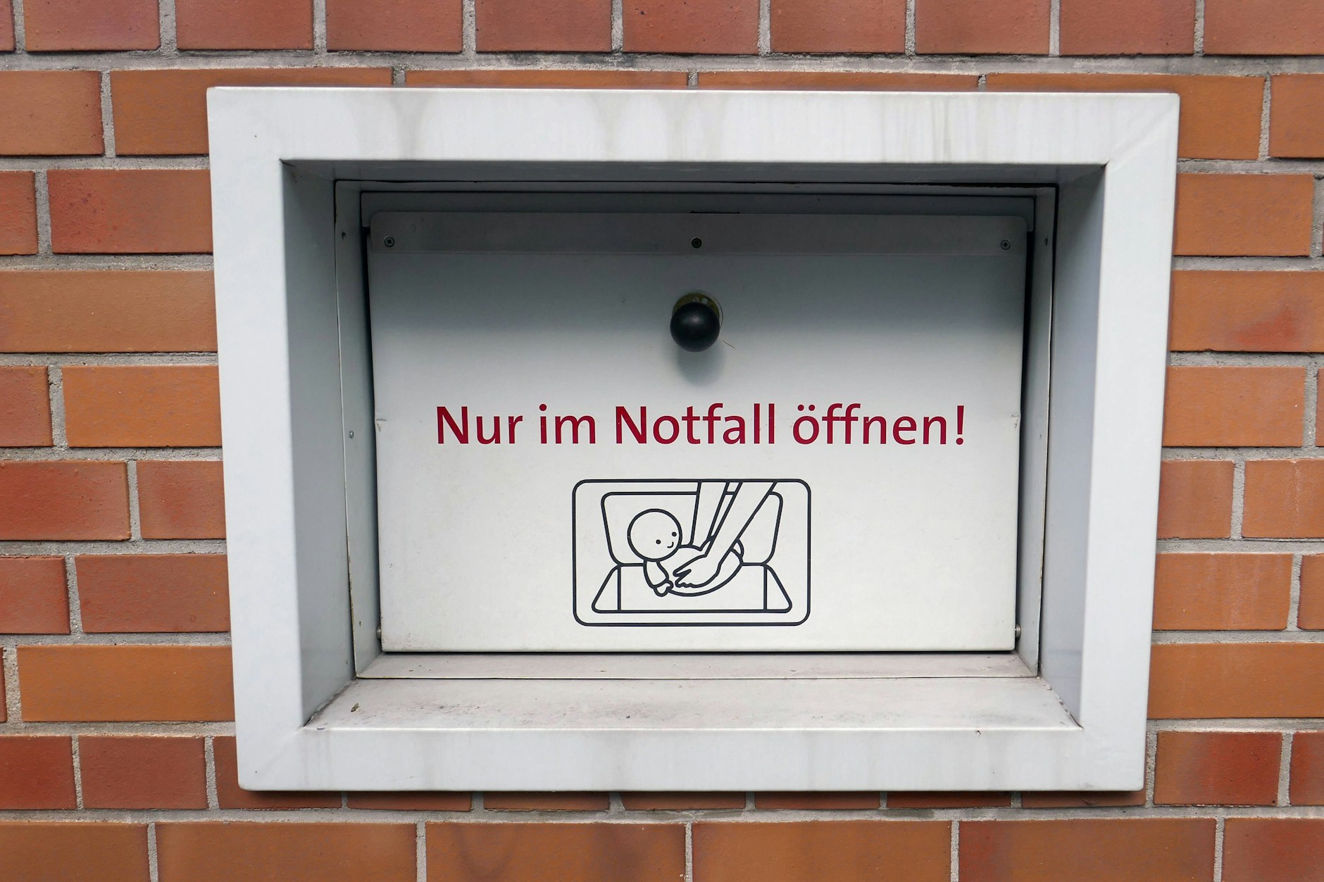 Babyklappen sind eigentlich für verstoßene Neugeborene gedacht - in Polen steckten Eltern jetzt ihre sechs Jahre alte Tochter in eine Babyklappe (Symbolfoto).