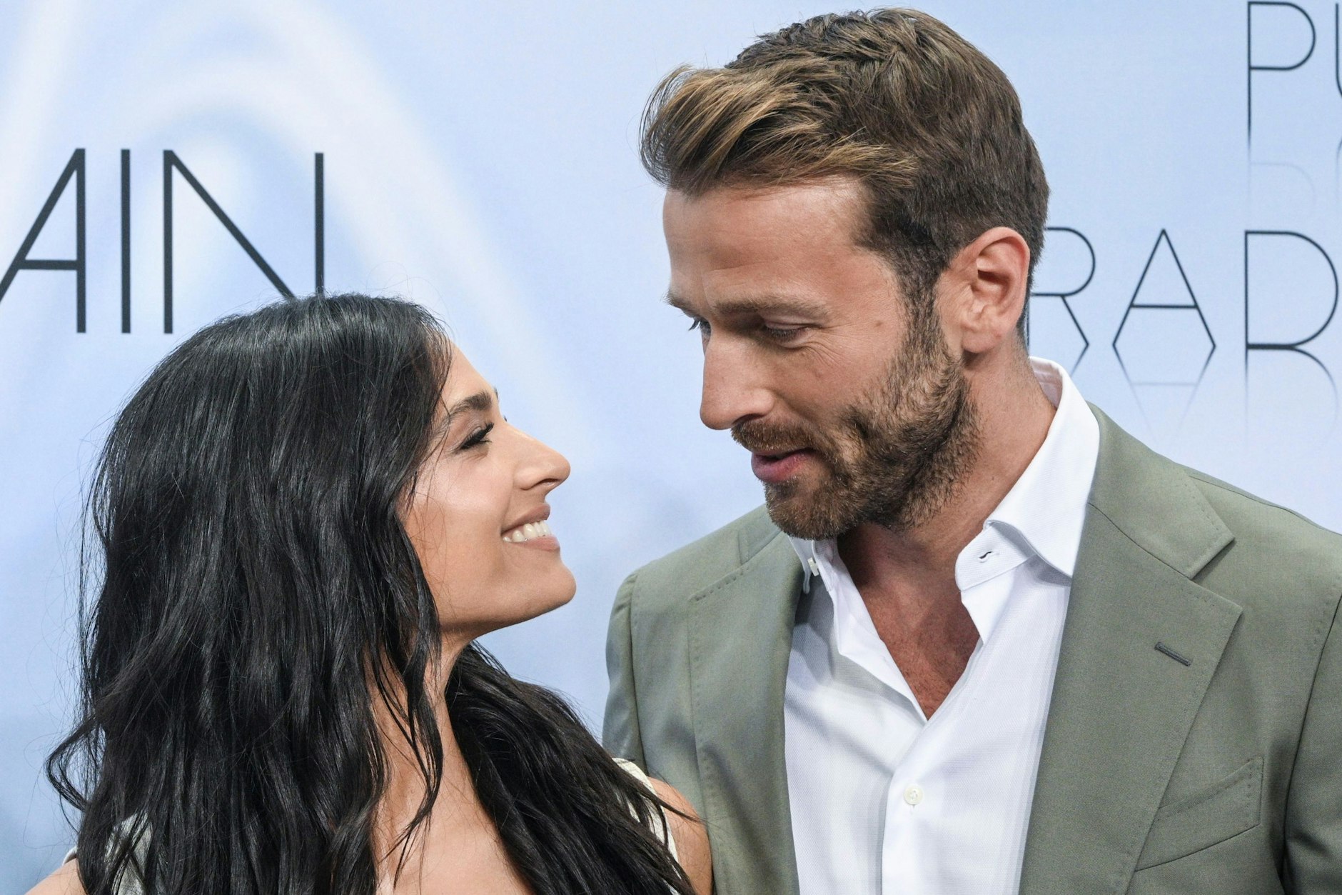 Amira ist inzwischen mit Moderator Christian Düren liiert. 
