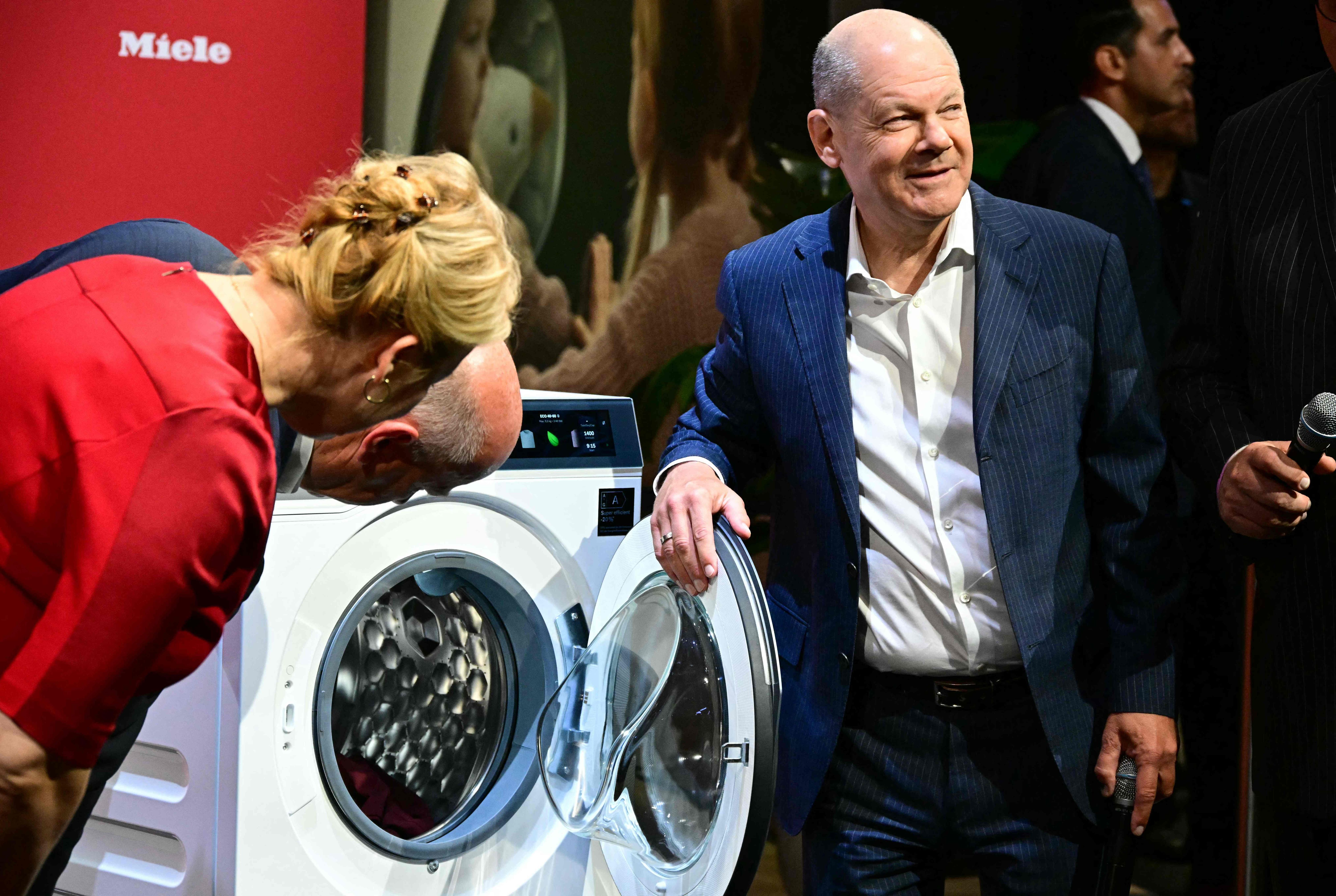 Image - Alles sauber? Bundeskanzler Olaf Scholz wird zum Bundeswäschemeister