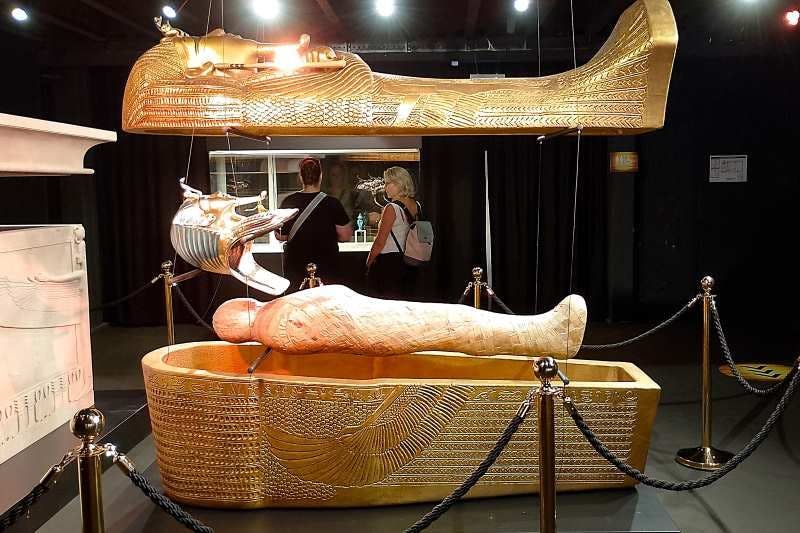 Ein goldener Sarg, eine Mumie und eine goldene Maske: das Grab von TUTANCHAMUN