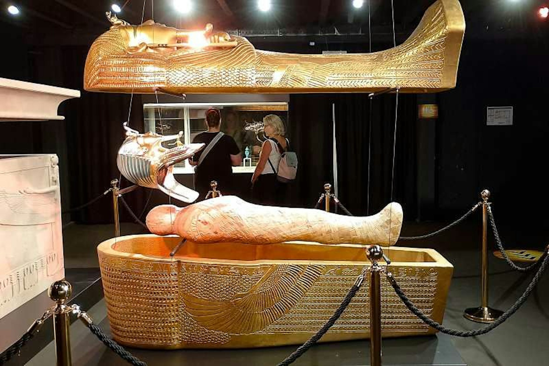 Ein goldener Sarg, eine Mumie und eine goldene Maske: das Grab von TUTANCHAMUN