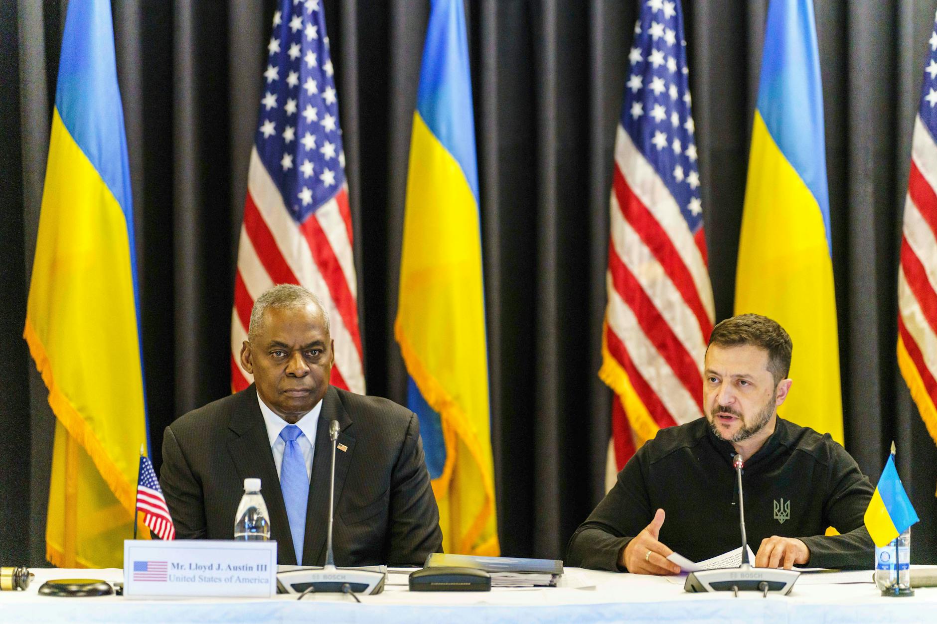 Lloyd Austin (l.), Verteidigungsminister der USA, und Wolodymyr Selenskyj, Präsident der Ukraine, nehmen am Treffen der Ukraine-Kontaktgruppe auf der US Air Base Ramstein teil. 