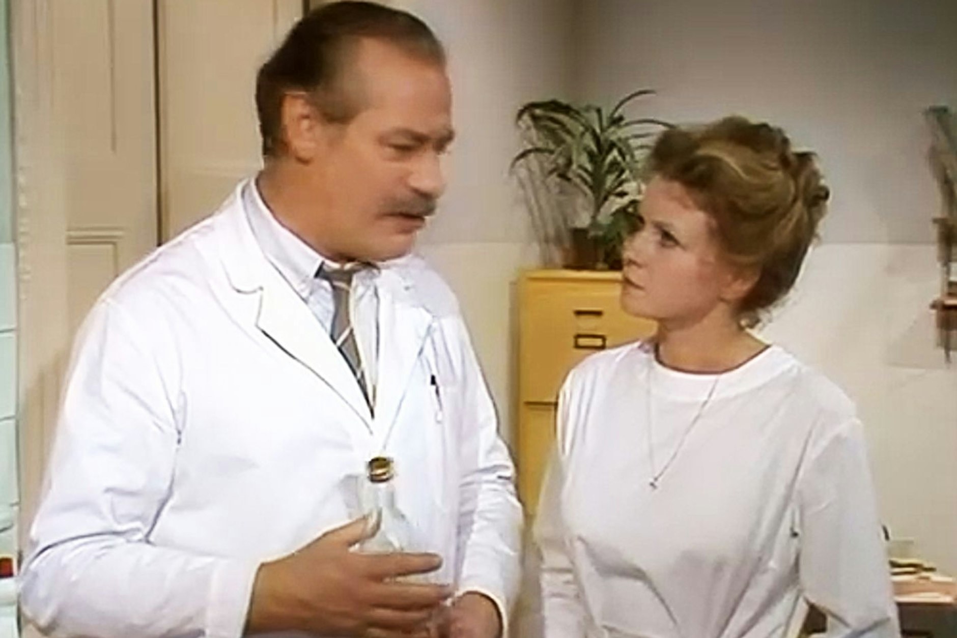 Dr. Wittkugel (Alfred Struwe) und Sprechstundenhilfe Häppchen (Helga Piur) wurden mit „Zahn um Zahn“ zu Publikumslieblingen des DDR-Fernsehens.