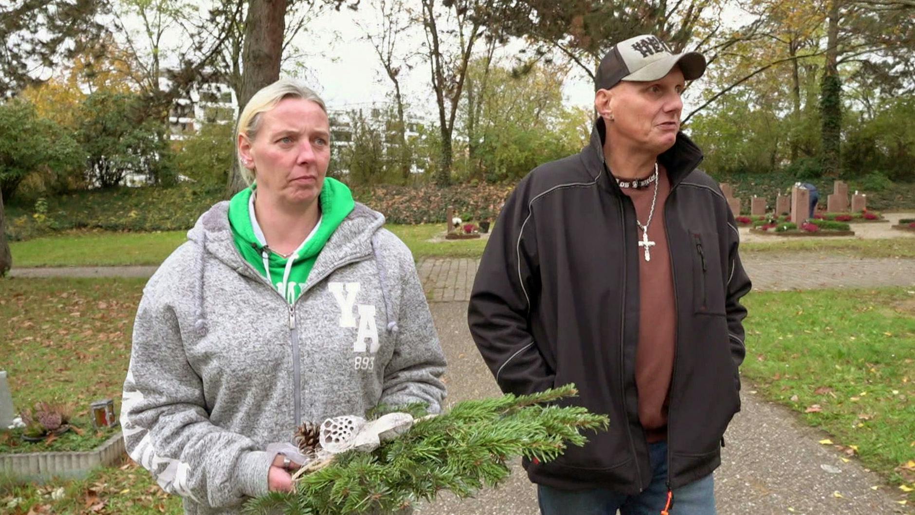 In der neuesten Episode von „Hartz und herzlich“ besuchen Elvis und Kathrin das Grab von Dagmar auf dem Friedhof.